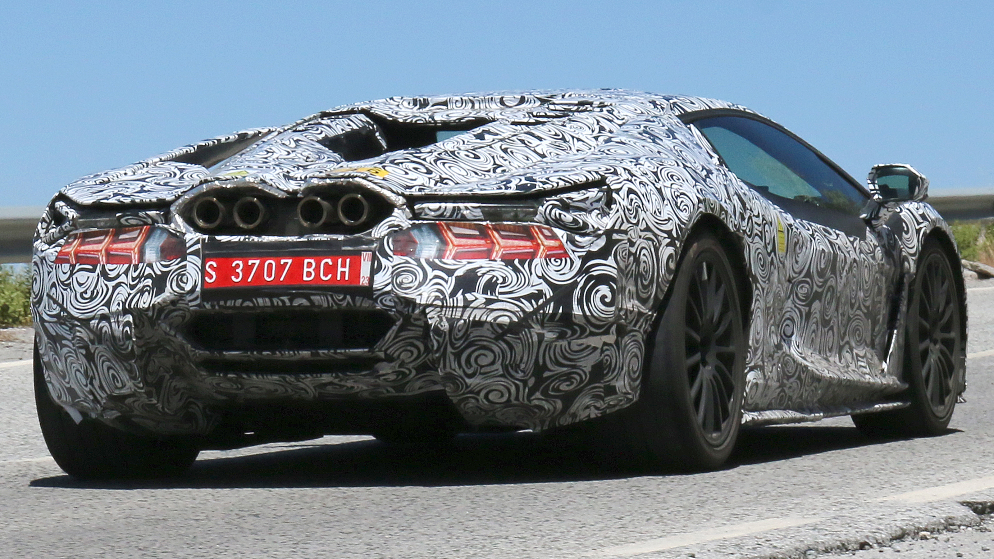 Lamborghini Aventador successor (July '22 spyshots) - rear o/s