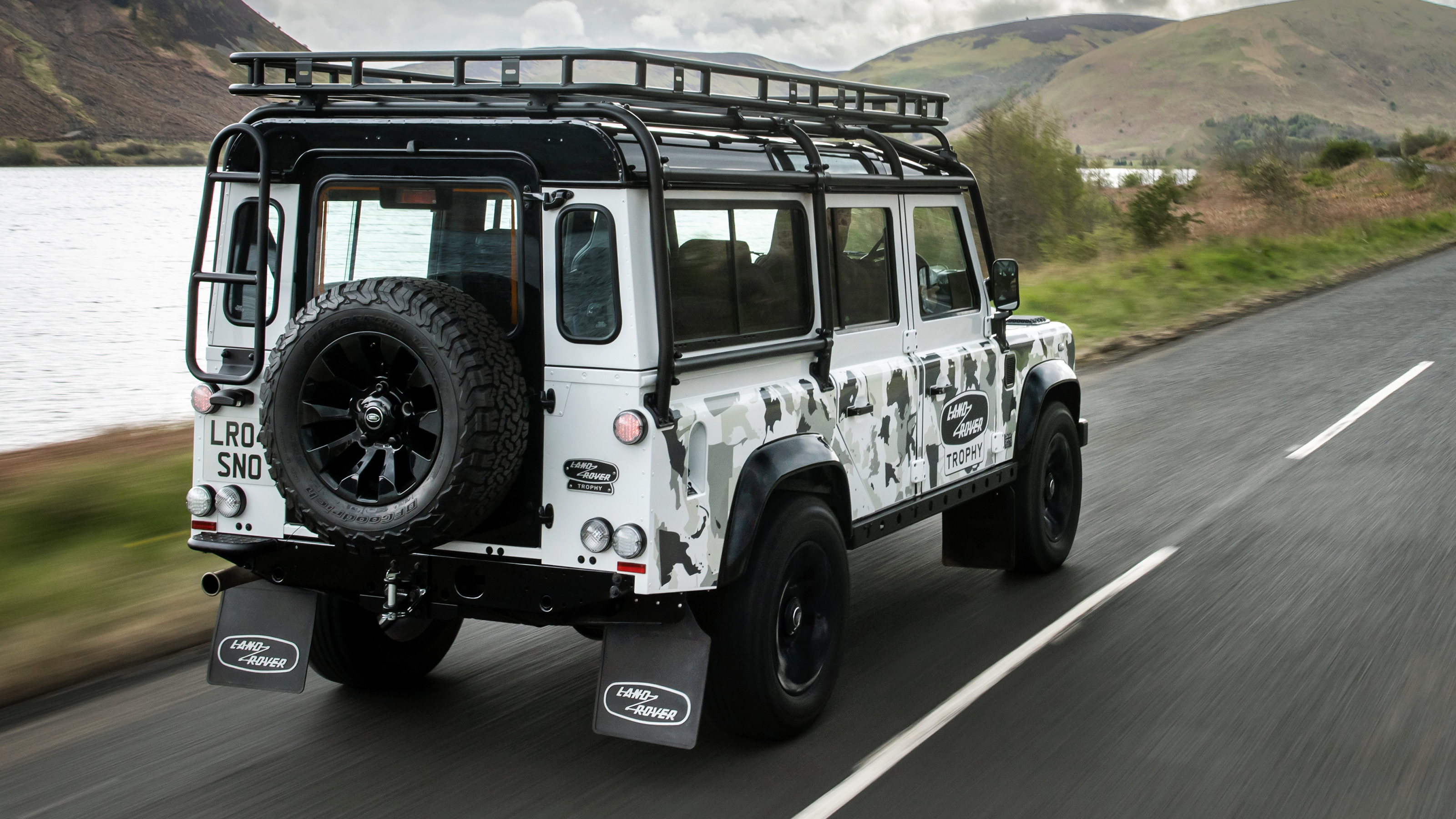 Land Rover Defender Trophy II - rear tracking