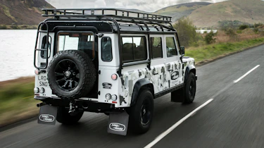 Land Rover Defender Trophy II - rear tracking