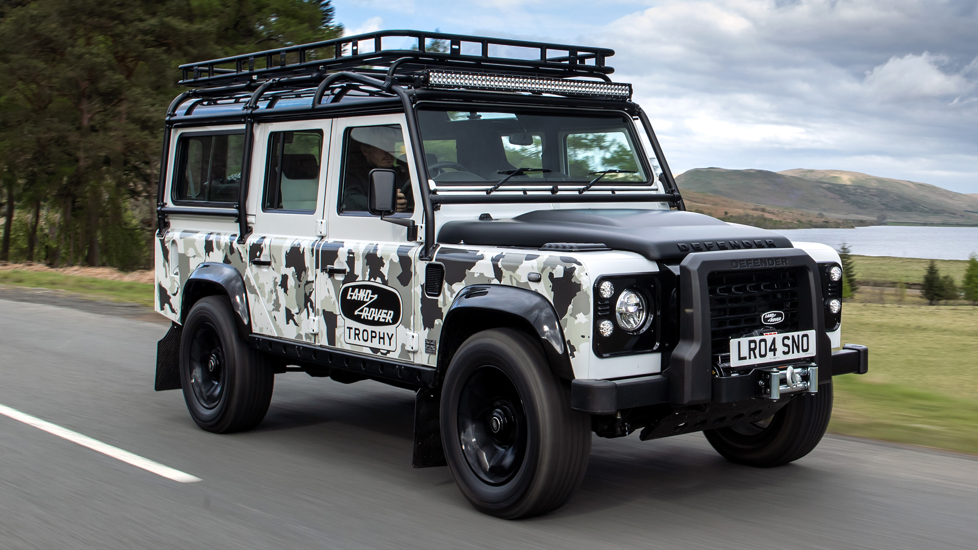 Land Rover Defender Trophy II - front tracking