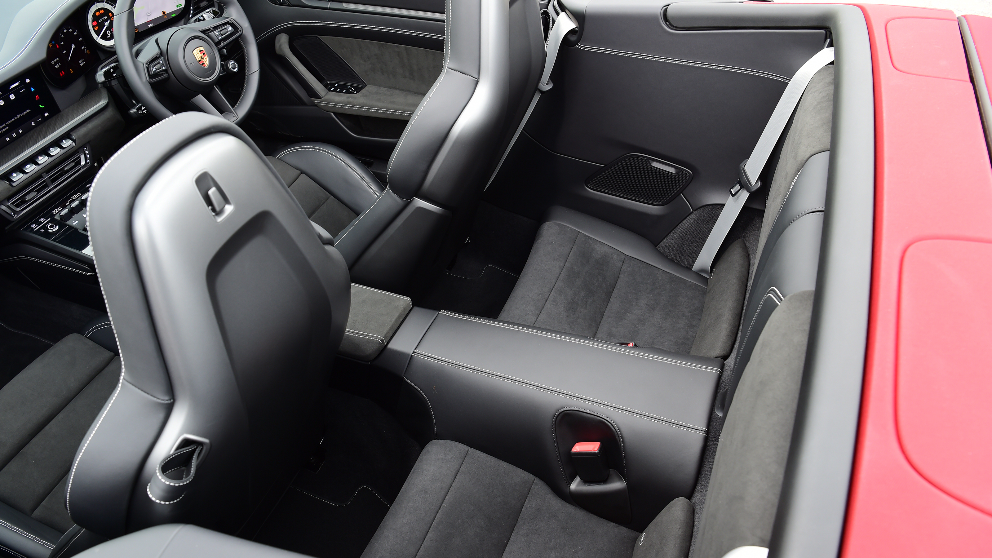 Porsche 911 Cabriolet - rear seats/cargo area