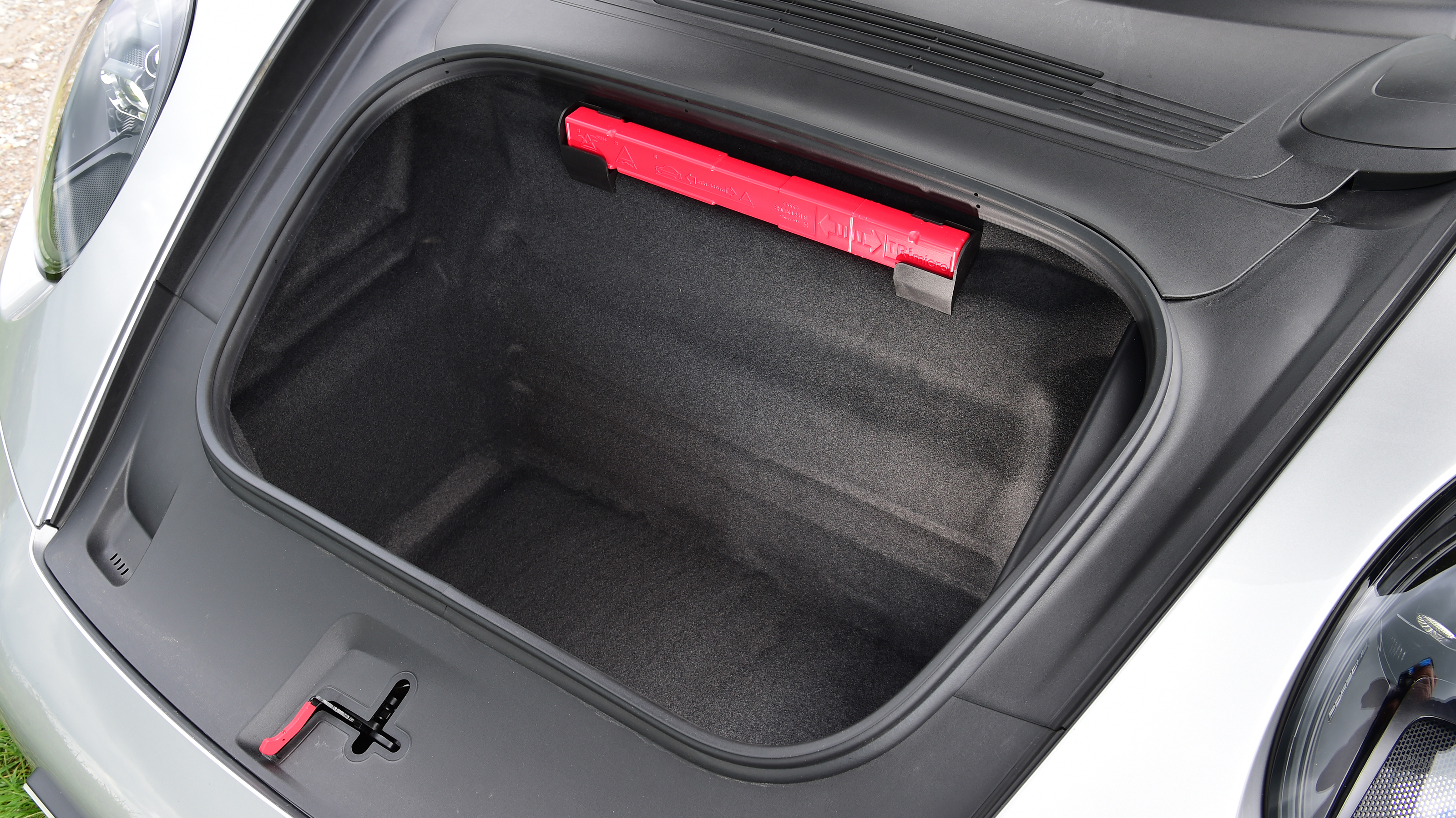 Porsche 911 Cabriolet - front storage area