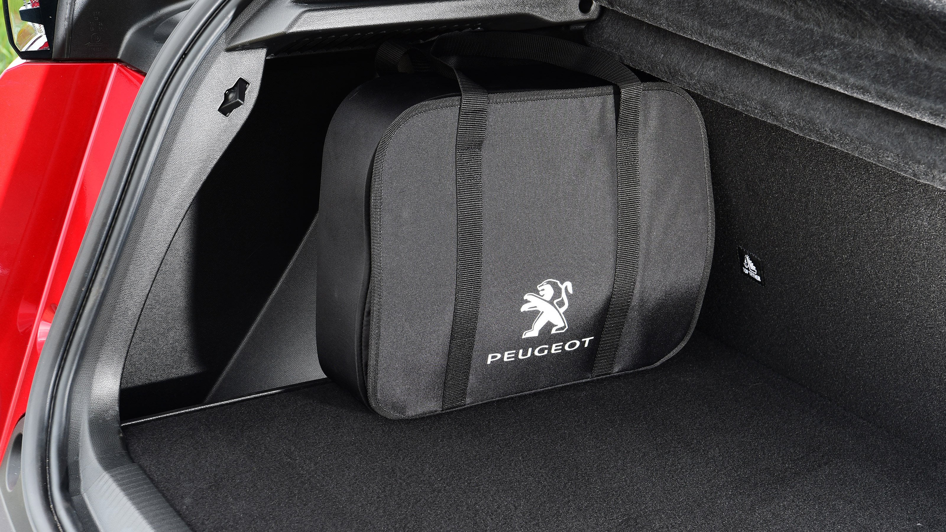 Peugeot e-2008 - cable storage