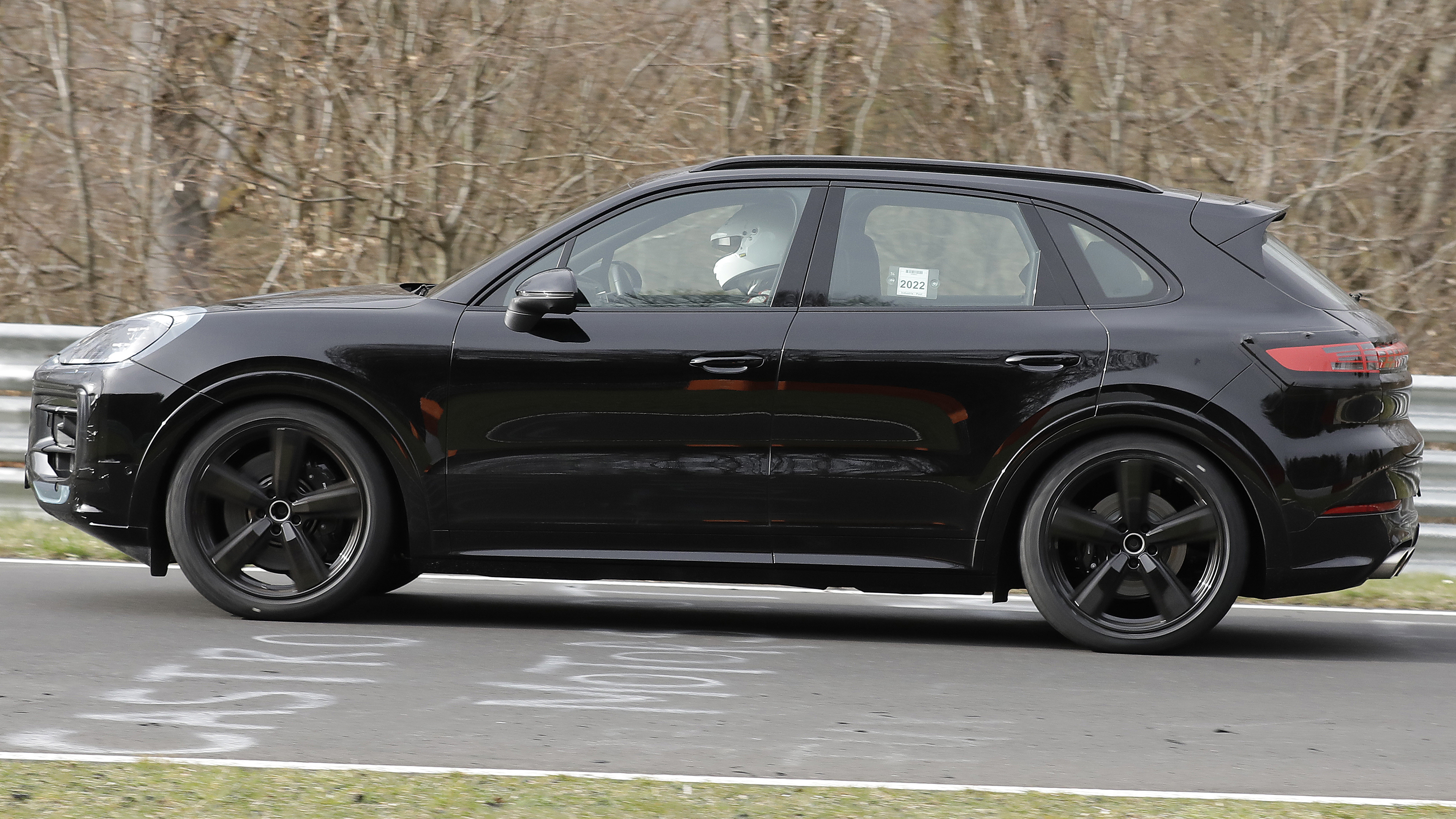 Porsche Cayenne - side