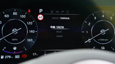 Kia Sportage vs Hyundai Tucson - Kia Sportage gauge screen