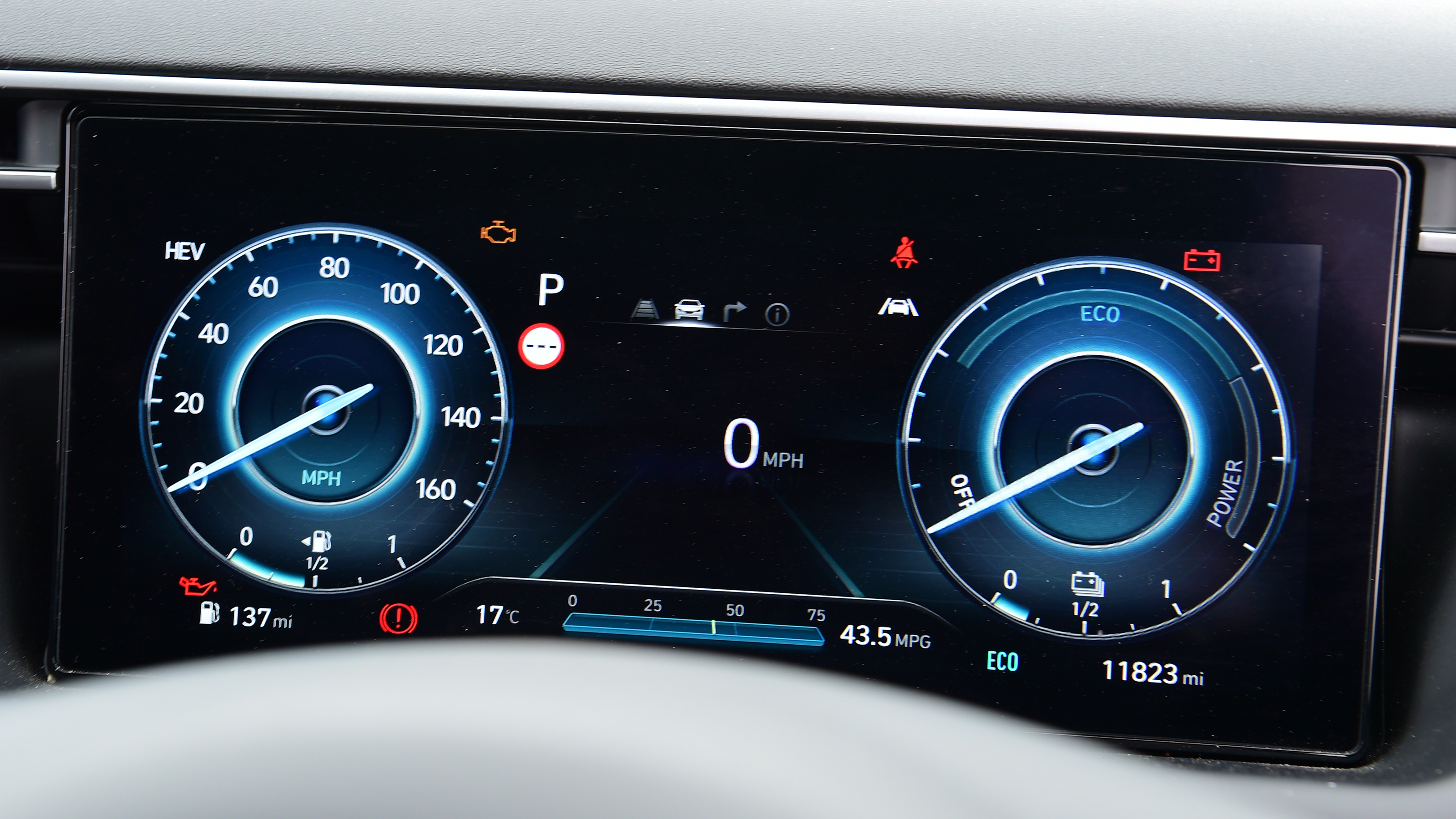 Kia Sportage vs Hyundai Tucson - Hyundai Tucson gauge screen