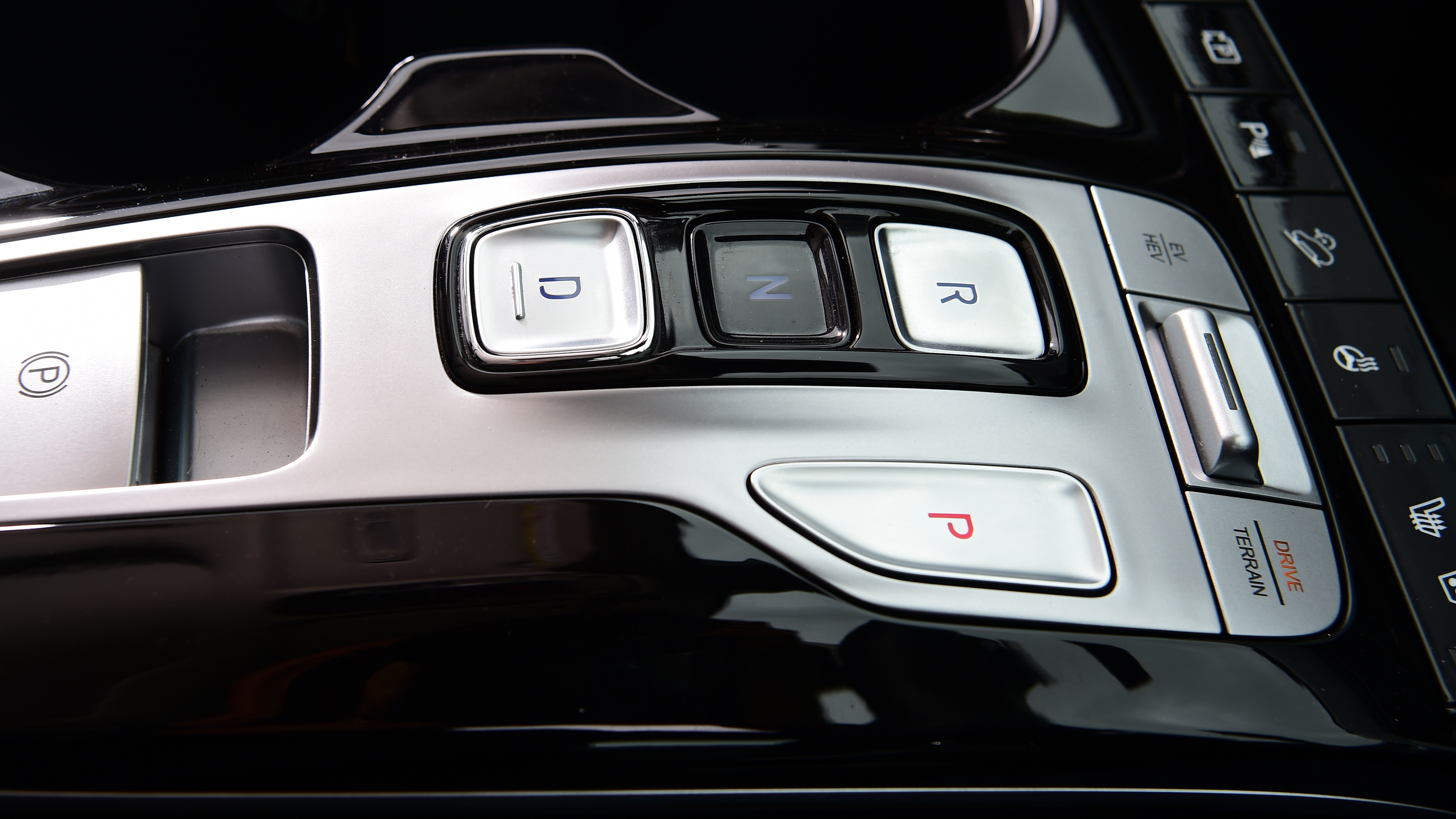 Kia Sportage vs Hyundai Tucson - Hyundai Tucson gear selector