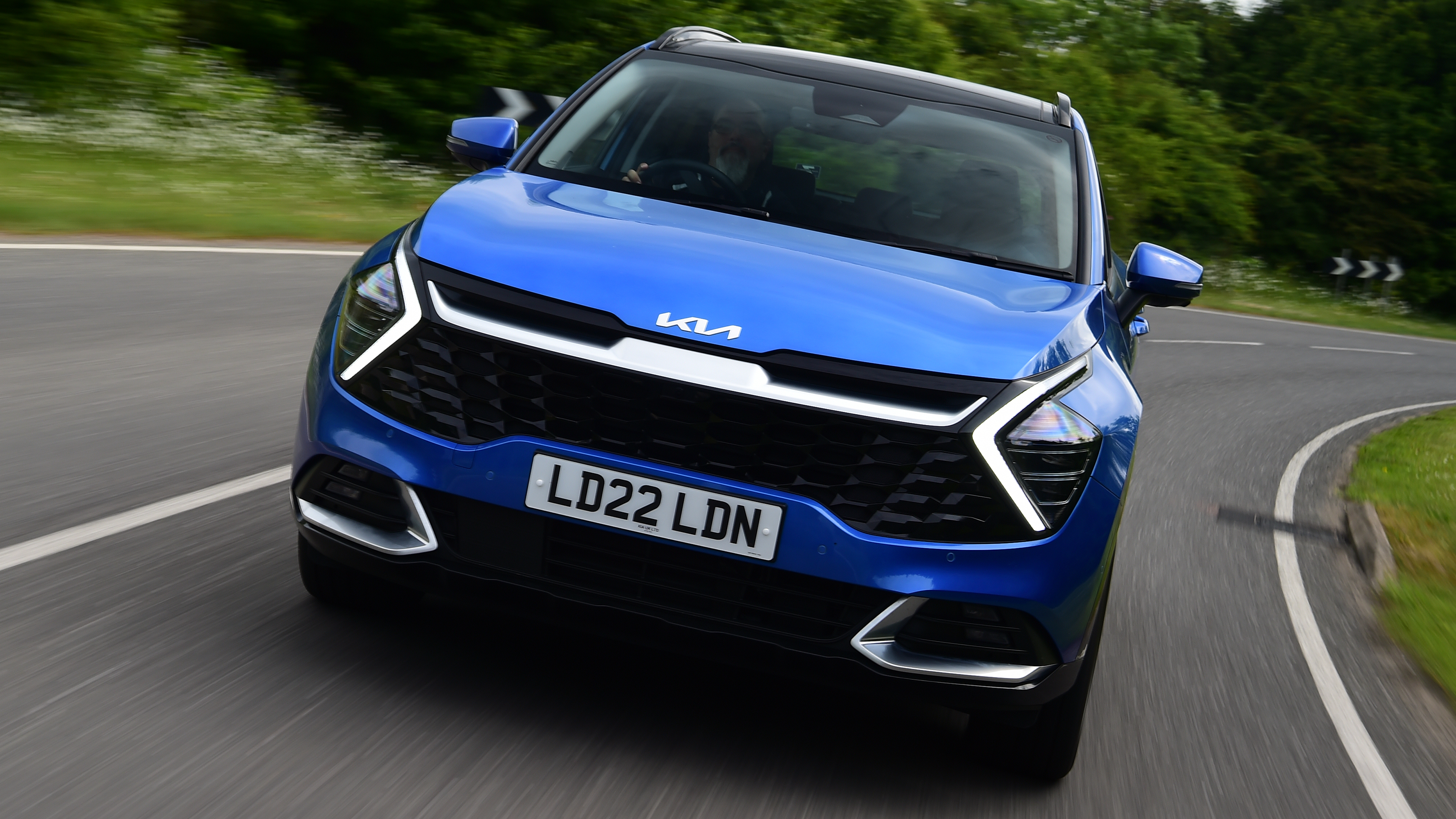 Kia Sportage vs Hyundai Tucson - Kia Sportage front cornering