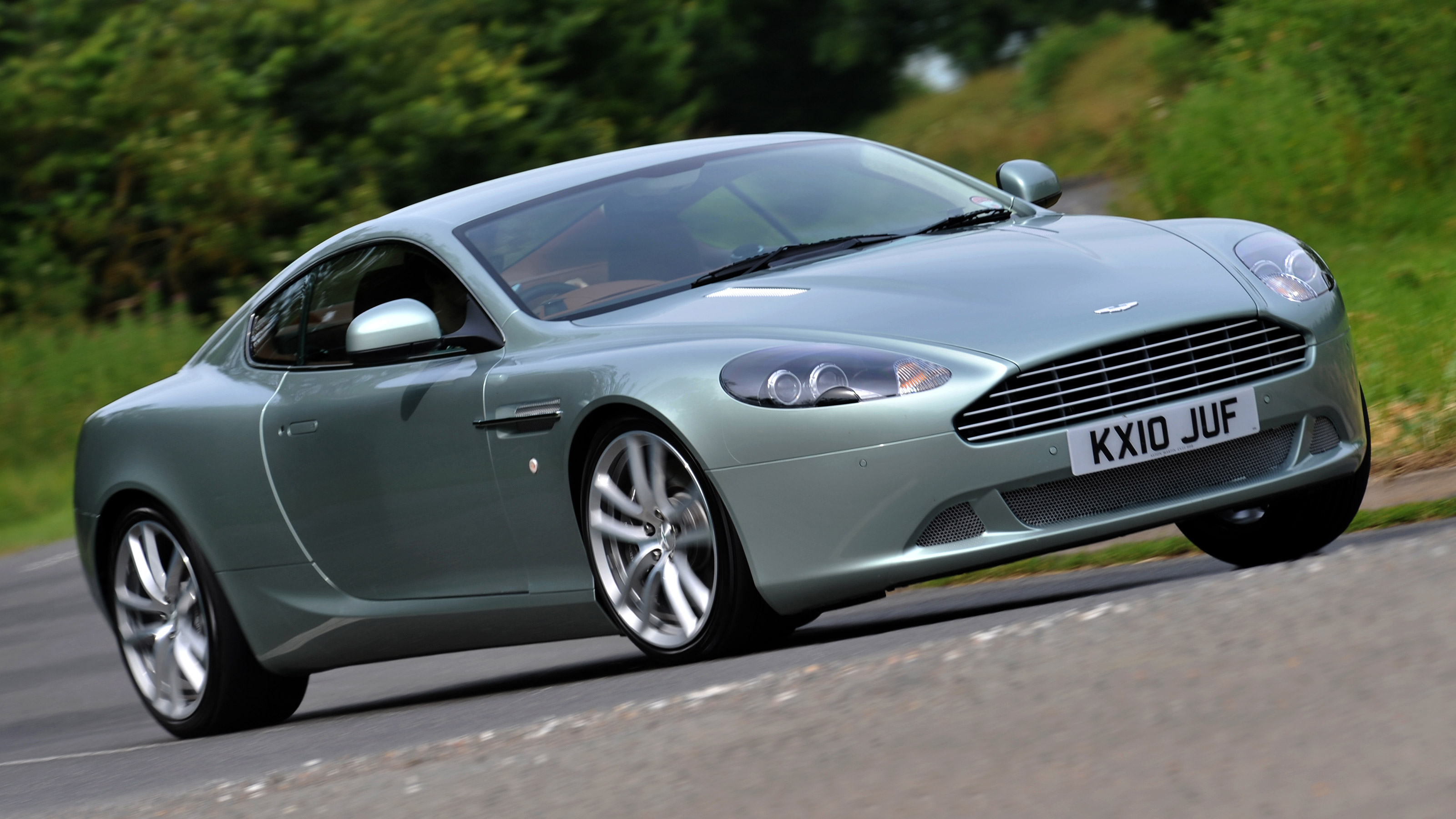 Used Aston Martin DB9 - front action