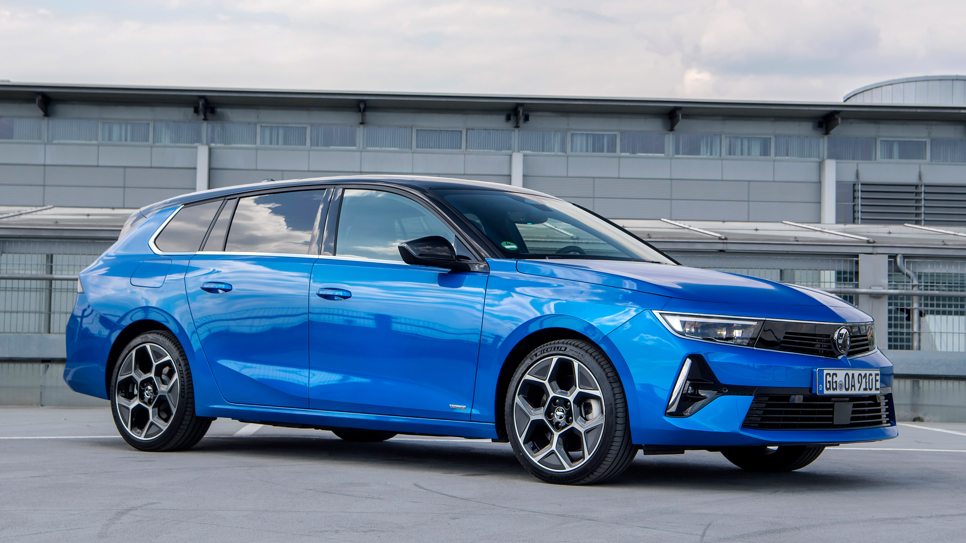 Vauxhall Astra Sports Tourer - front static