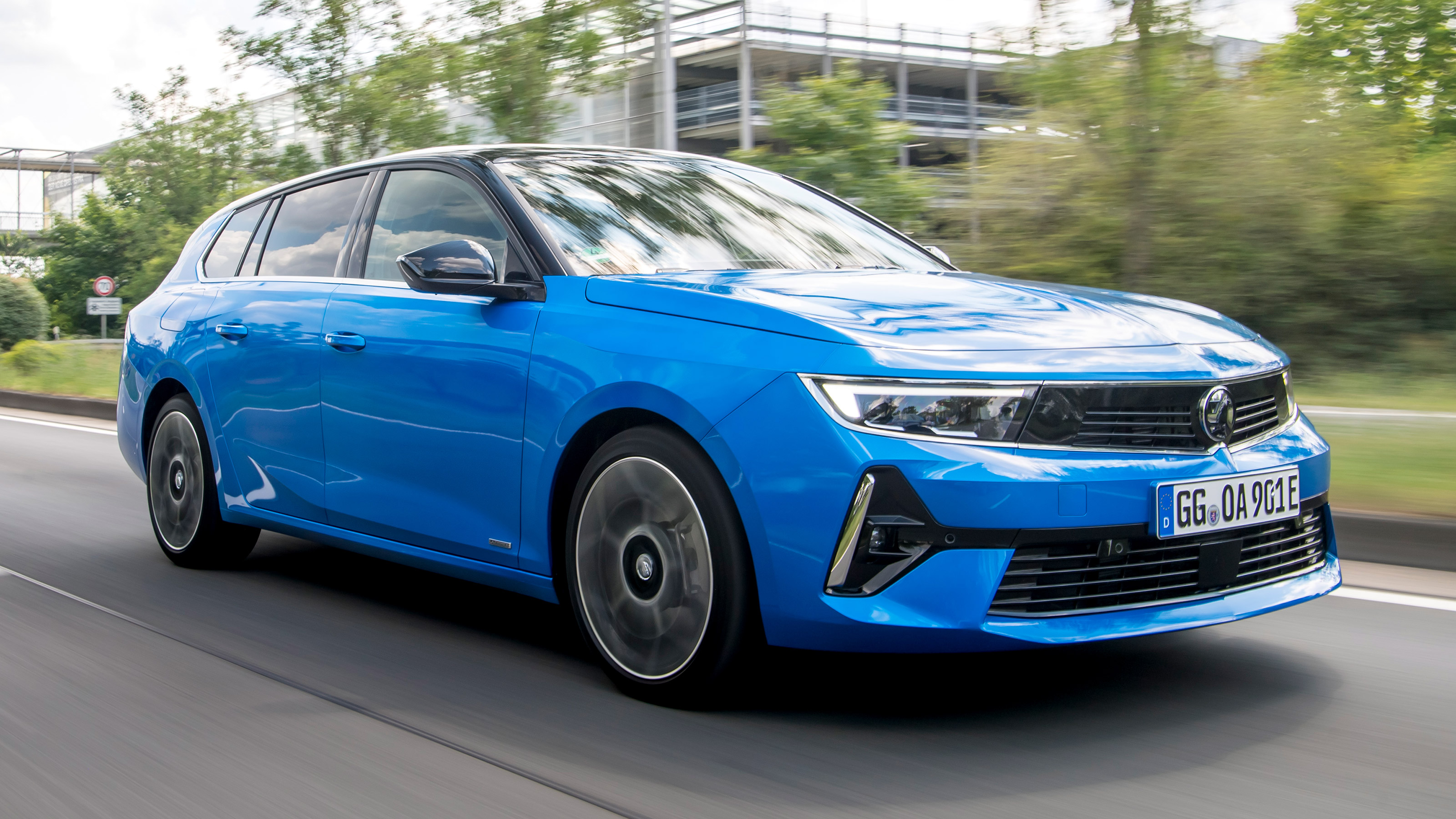 Vauxhall Astra Sports Tourer - front action
