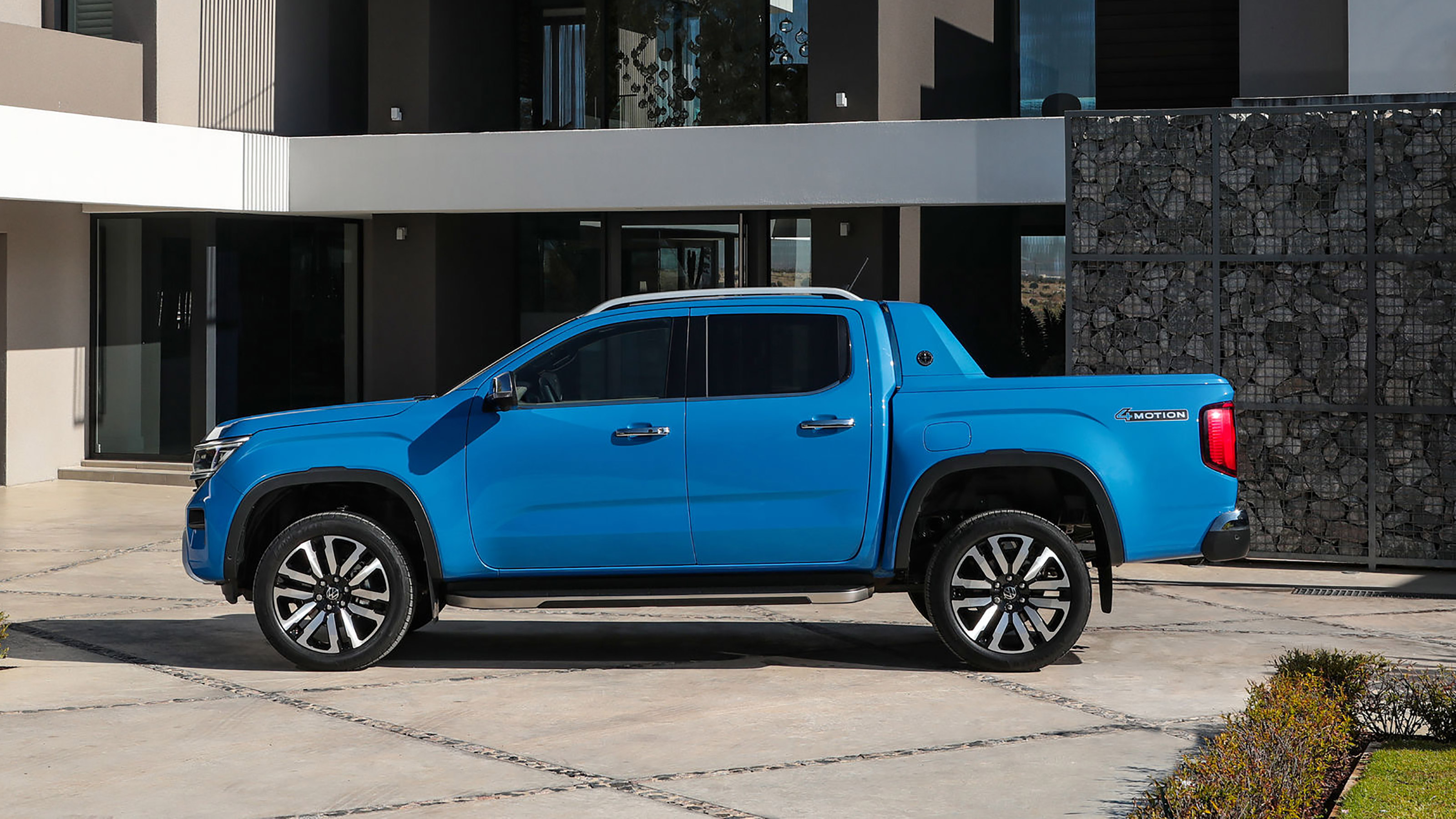 Volkswagen Amarok - side