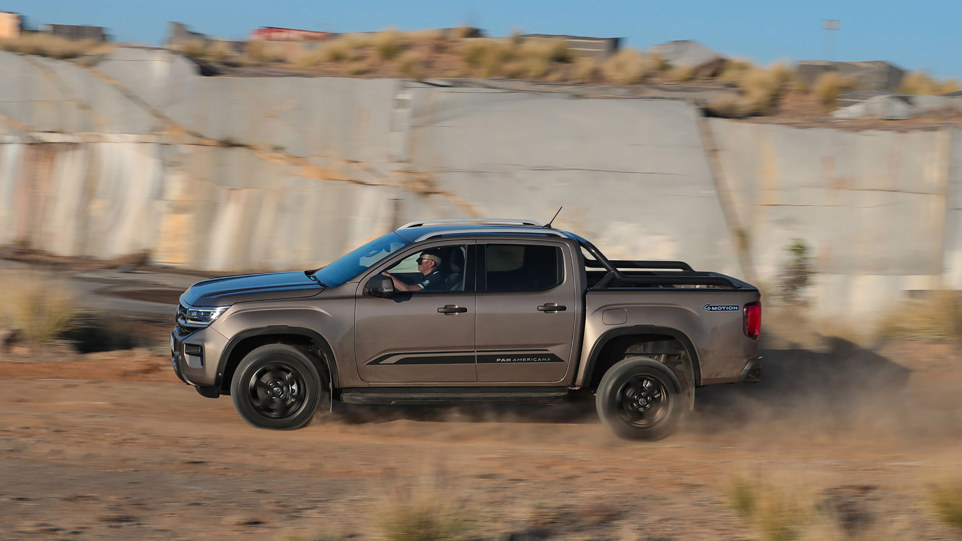 Volkswagen Amarok - side action