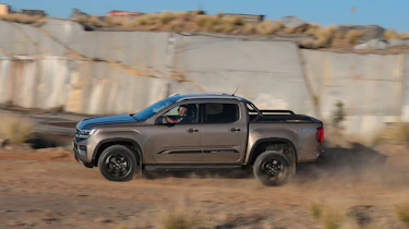 Volkswagen Amarok - side action