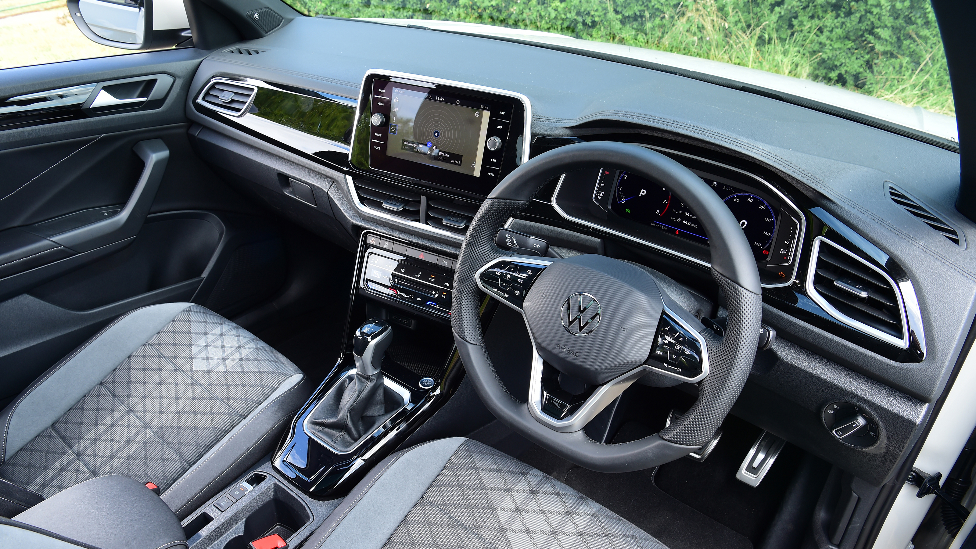 Volkswagen T-Roc R line - interior (driver's door view)