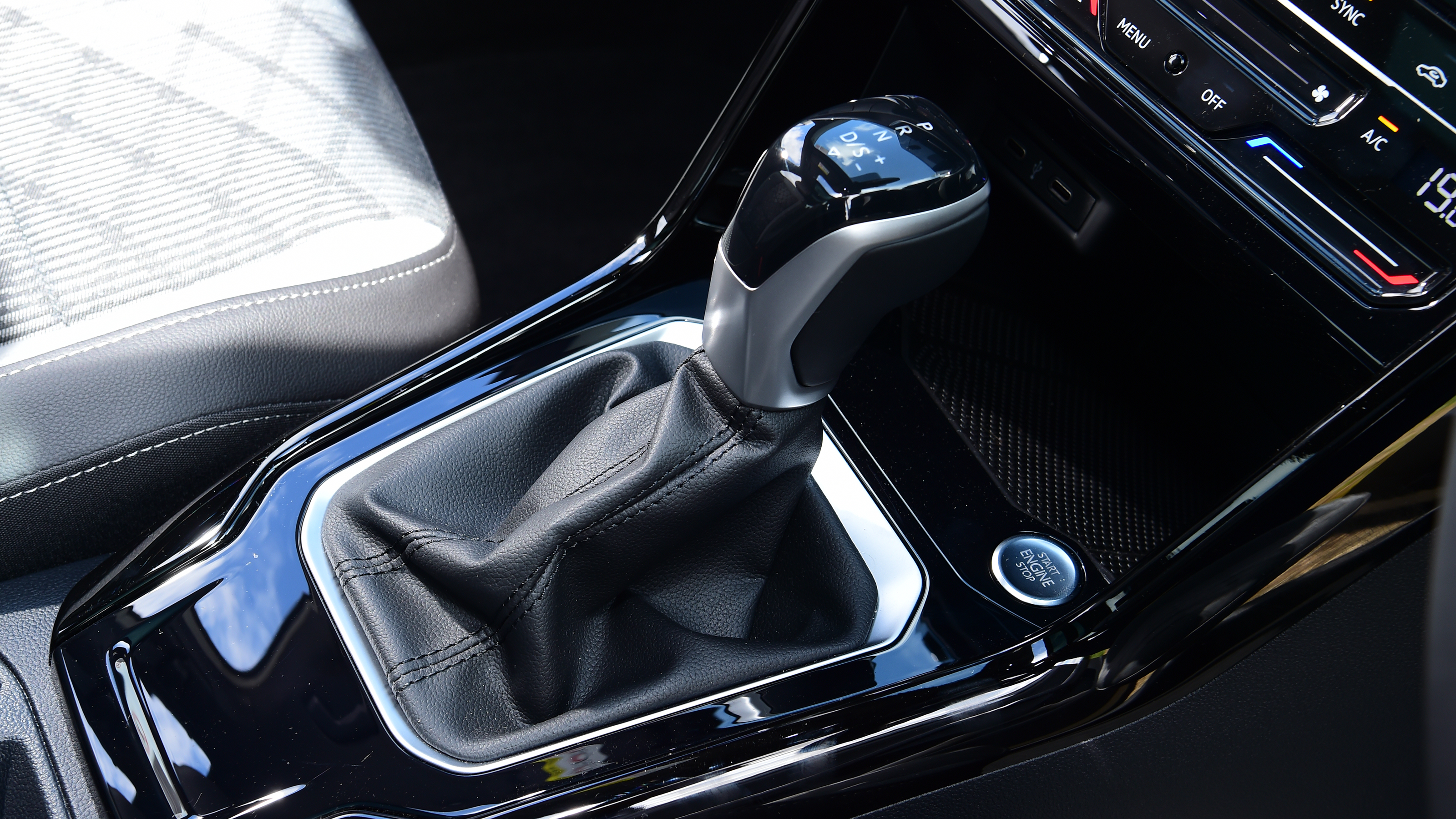 Volkswagen T-Roc R line - gear selector