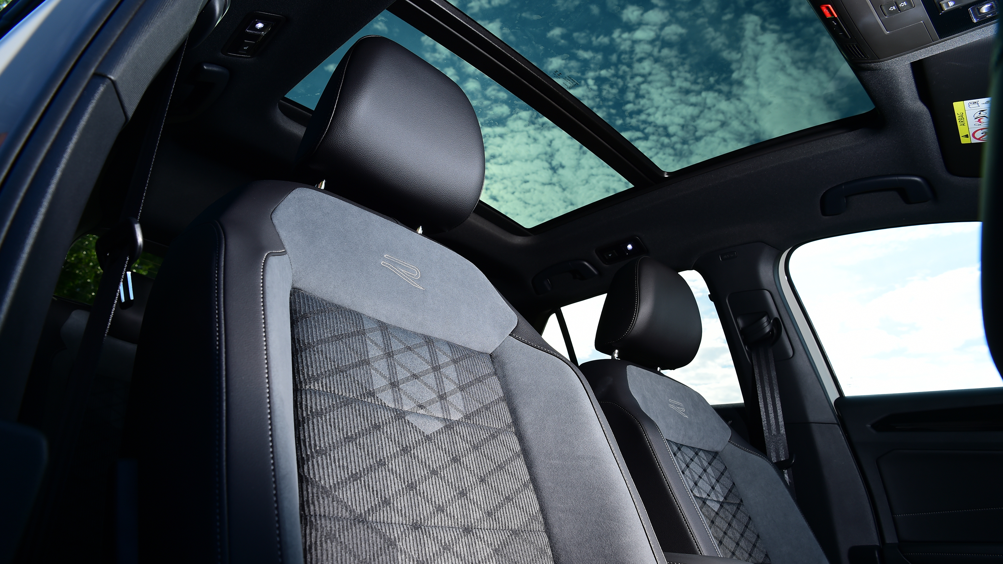 Volkswagen T-Roc R line - front seats and panoramic roof
