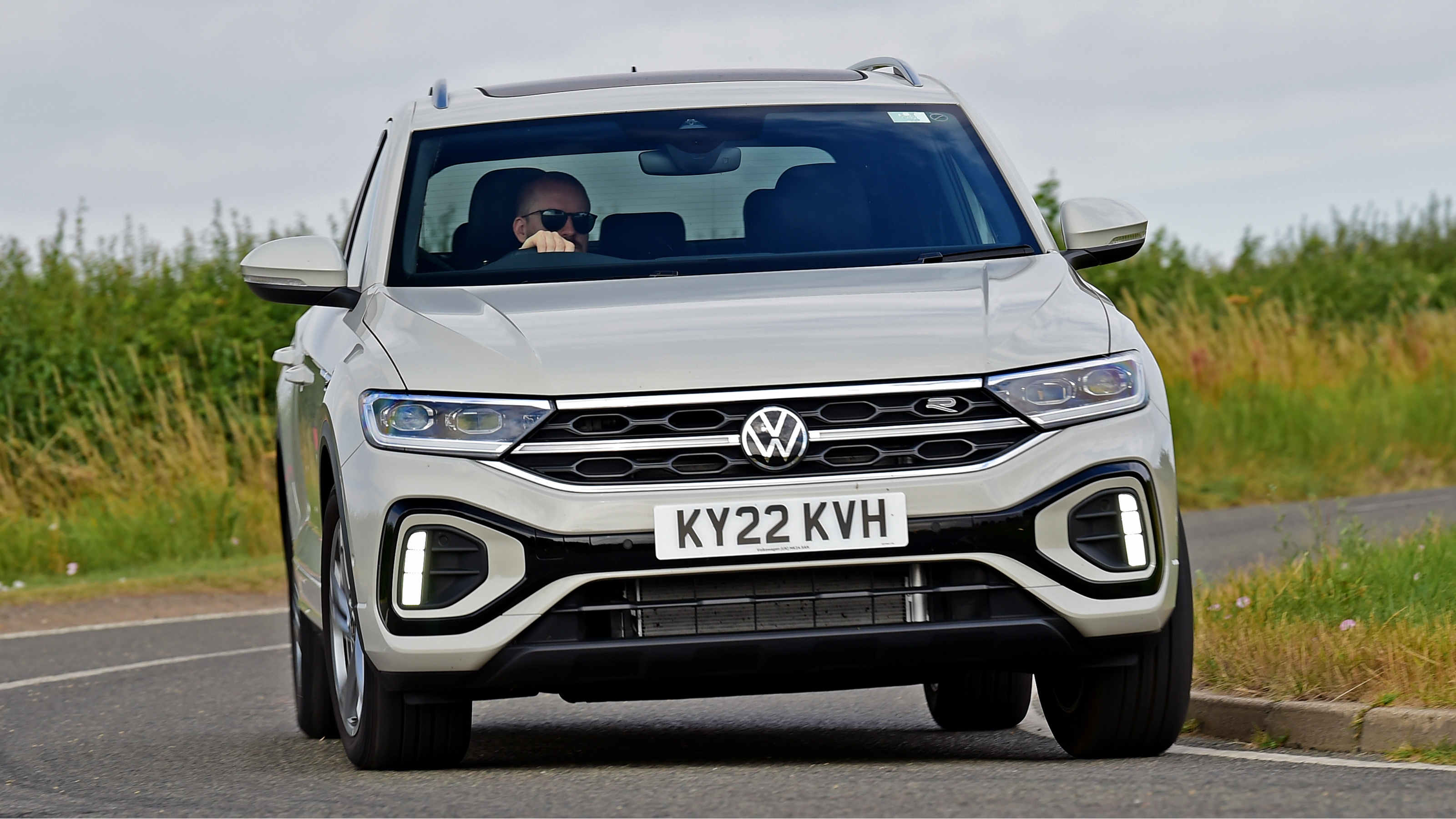 Volkswagen T-Roc R line - front cornering