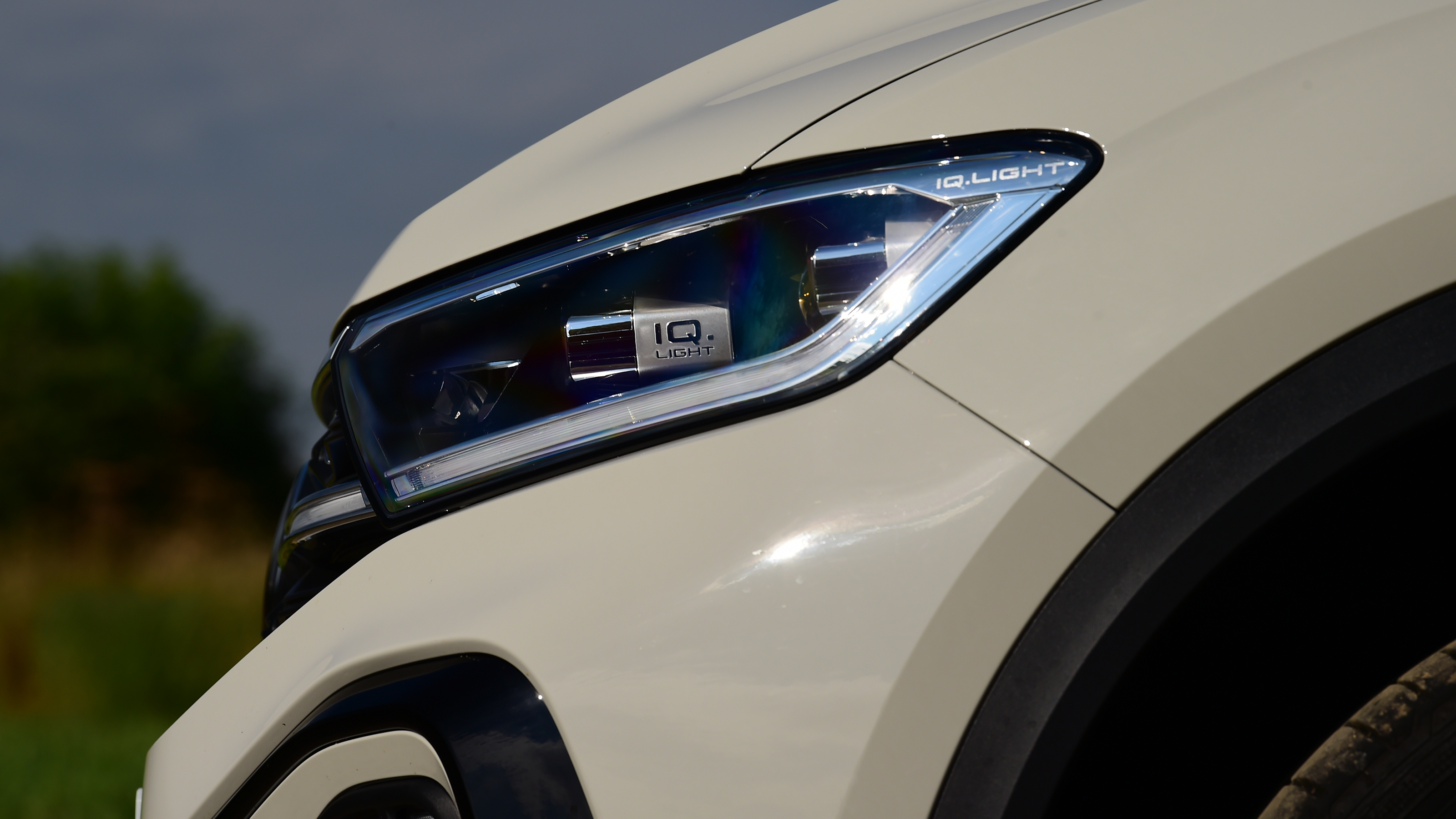 Volkswagen T-Roc R line - headlight (side)