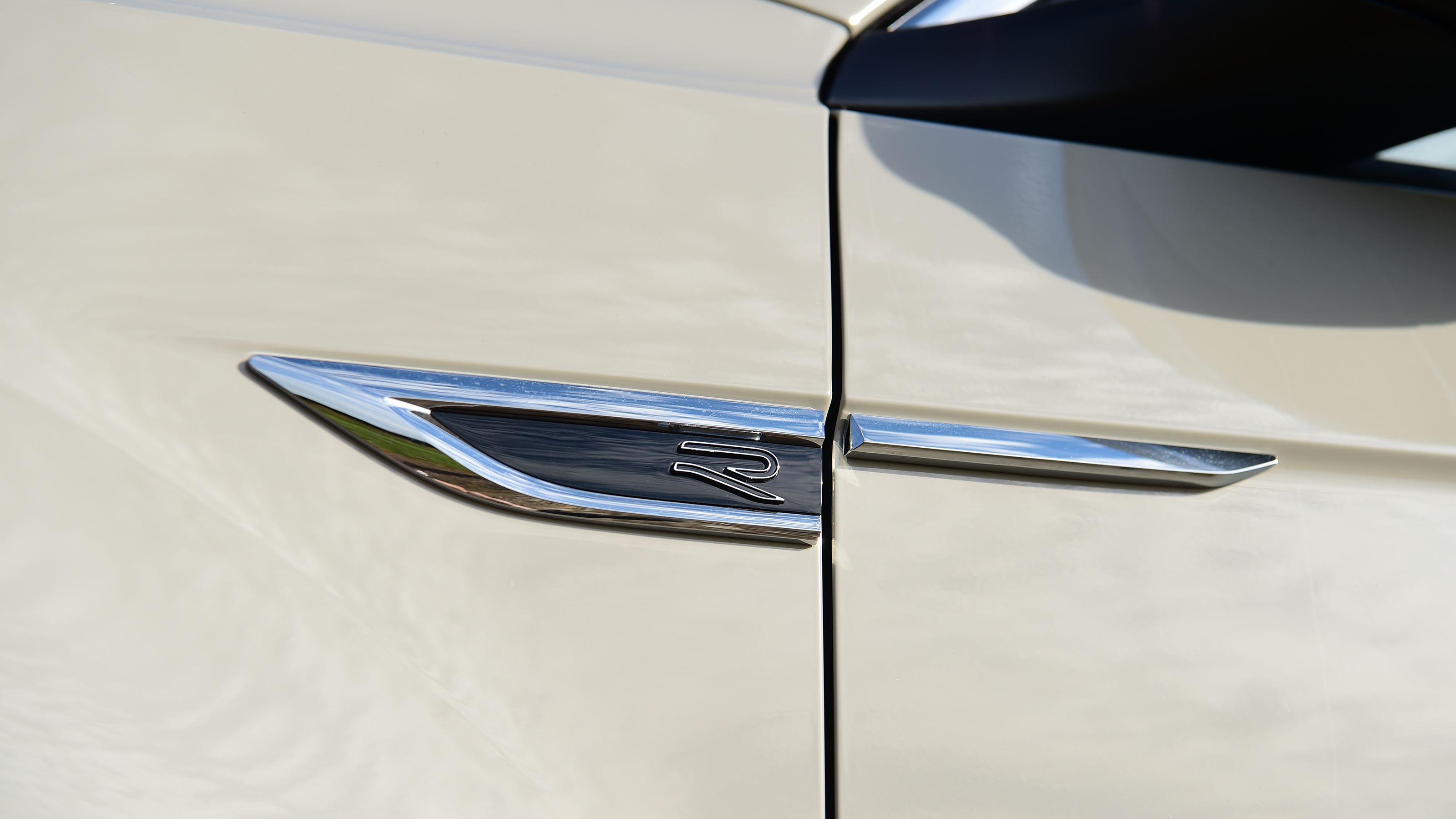Volkswagen T-Roc R line - front quarter badging