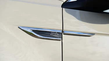 Volkswagen T-Roc R line - front quarter badging
