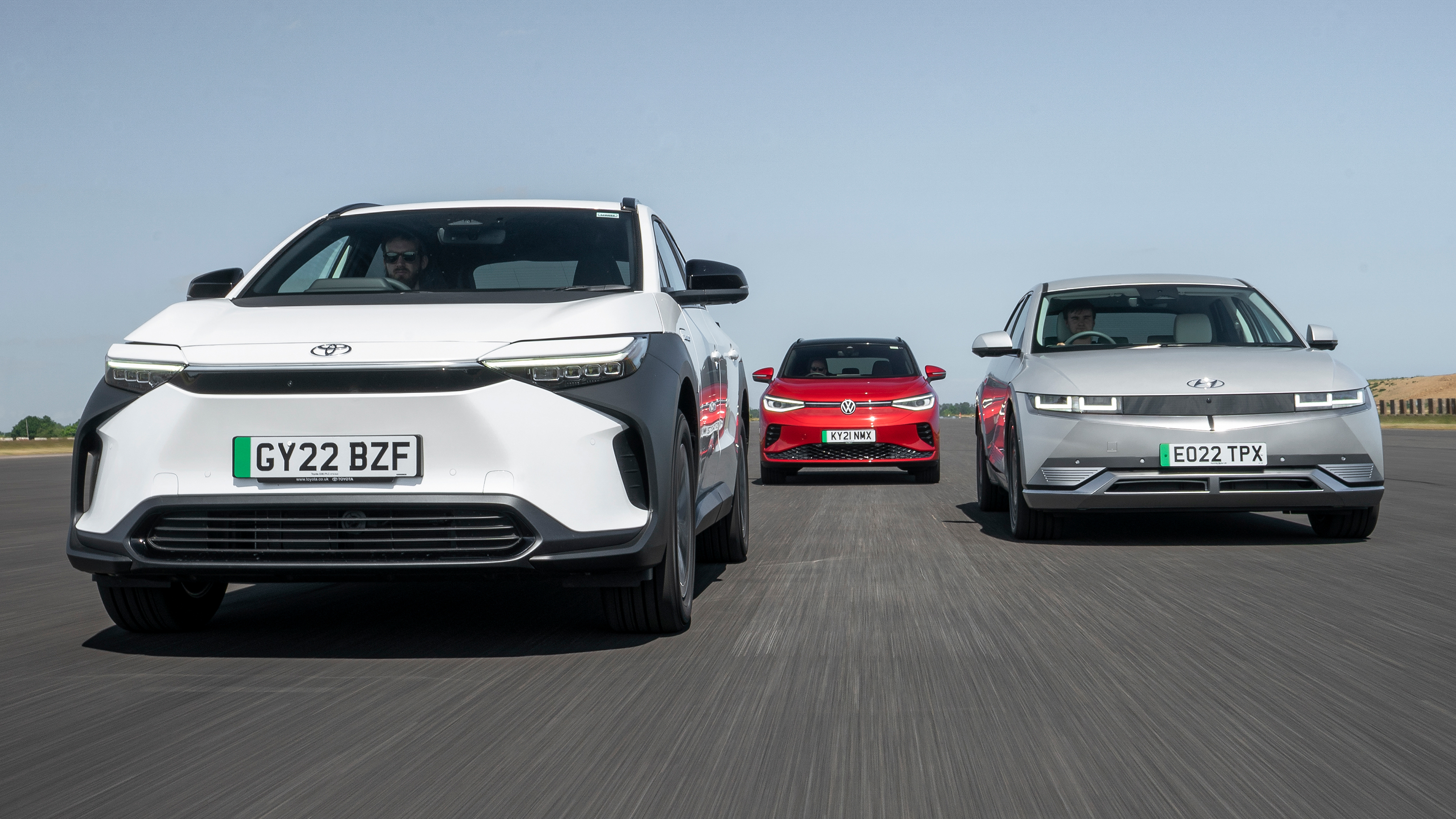 Toyota bZ4X vs Volkswagen ID.4 vs Hyundai Ioniq 5: all three cars tracking