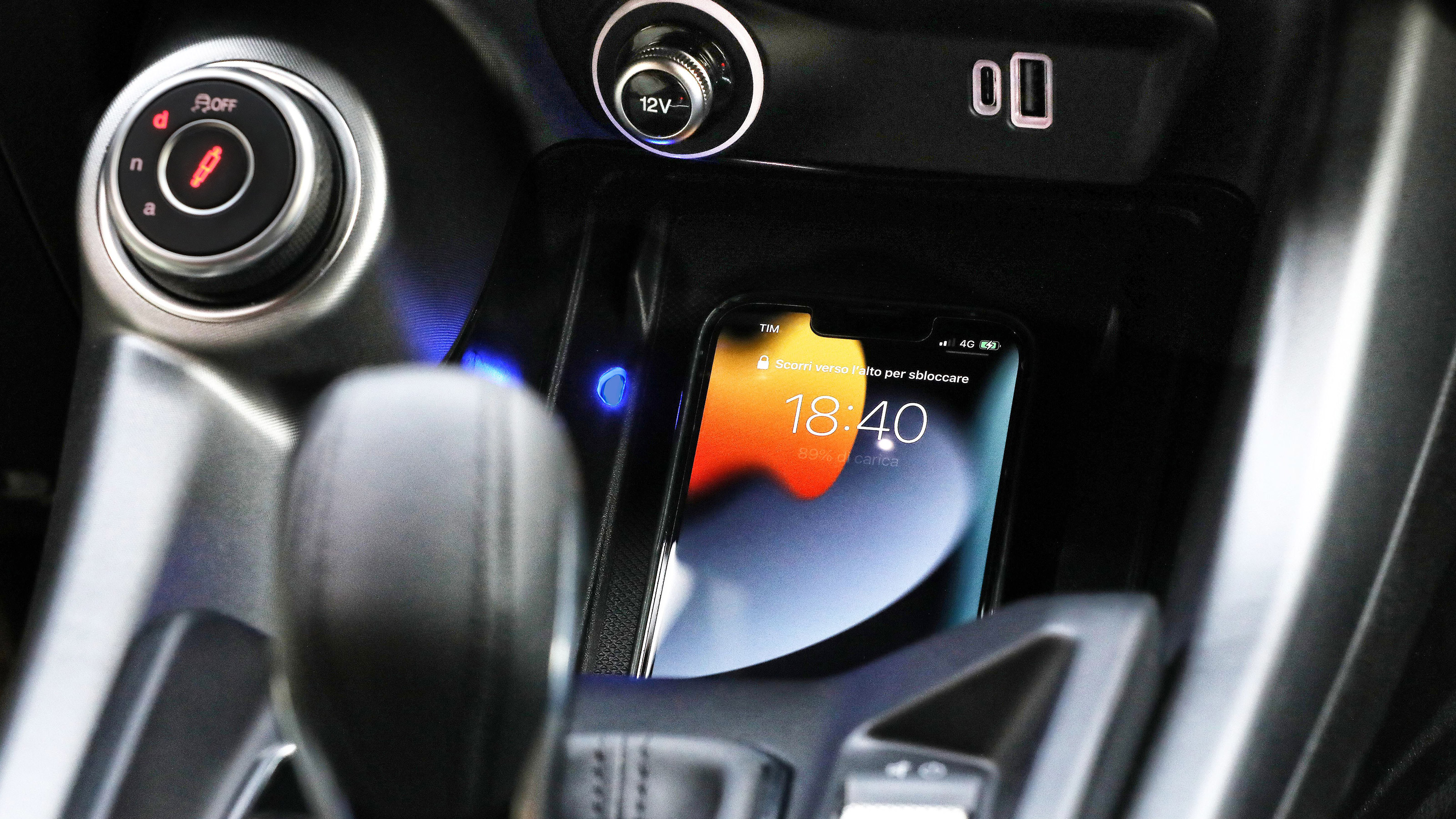 Alfa Romeo Tonale - charging pad