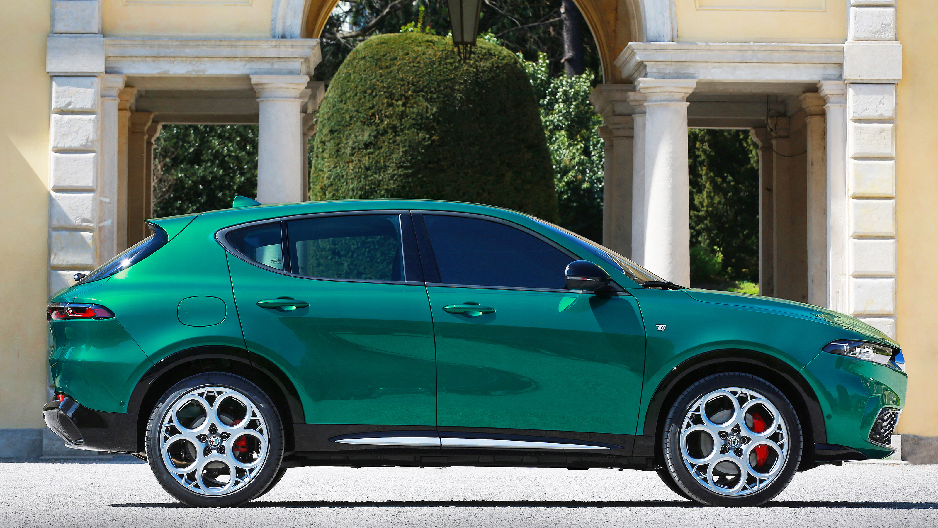 Alfa Romeo Tonale - side