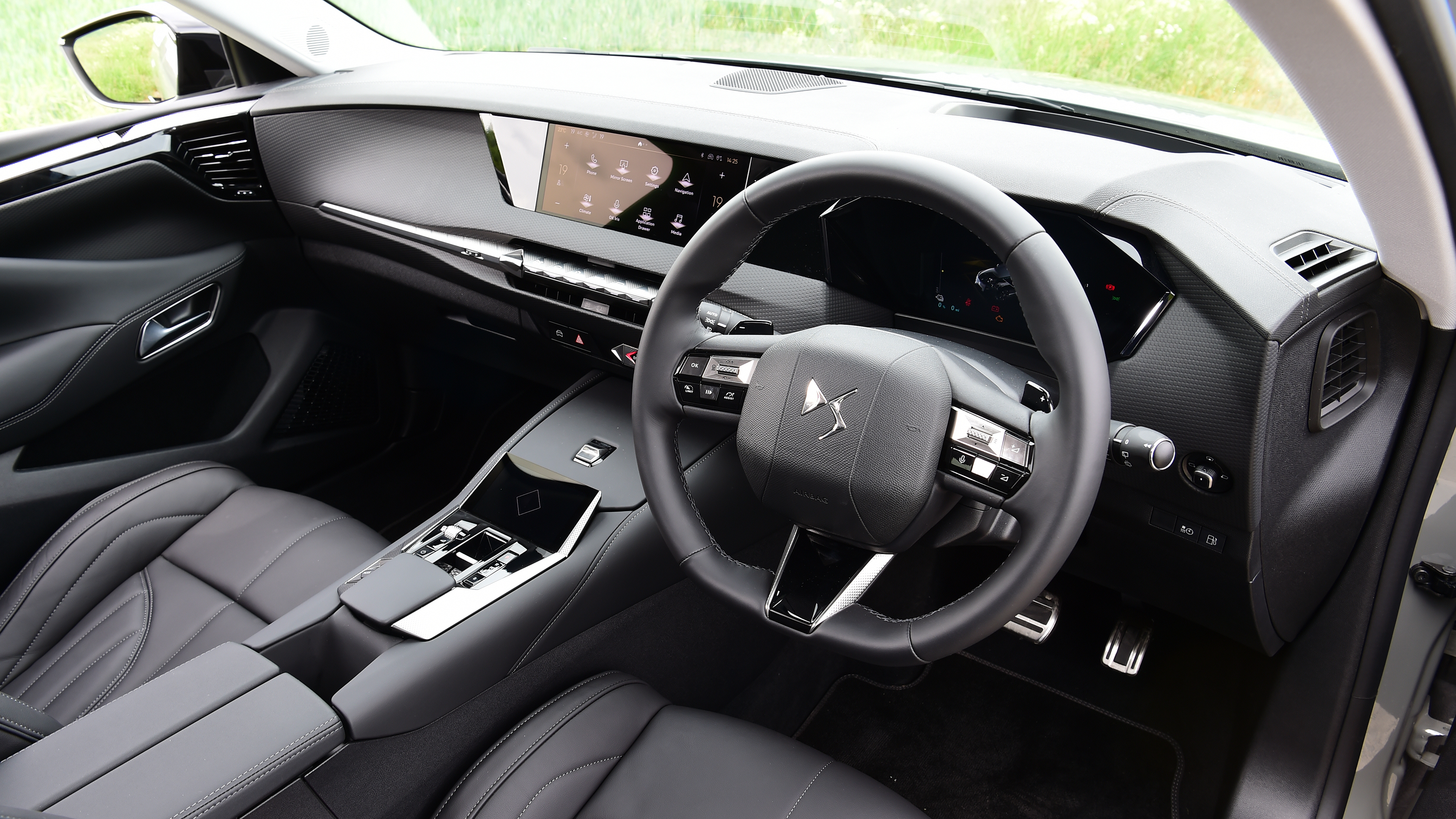 DS 4 - interior (driver's door view)