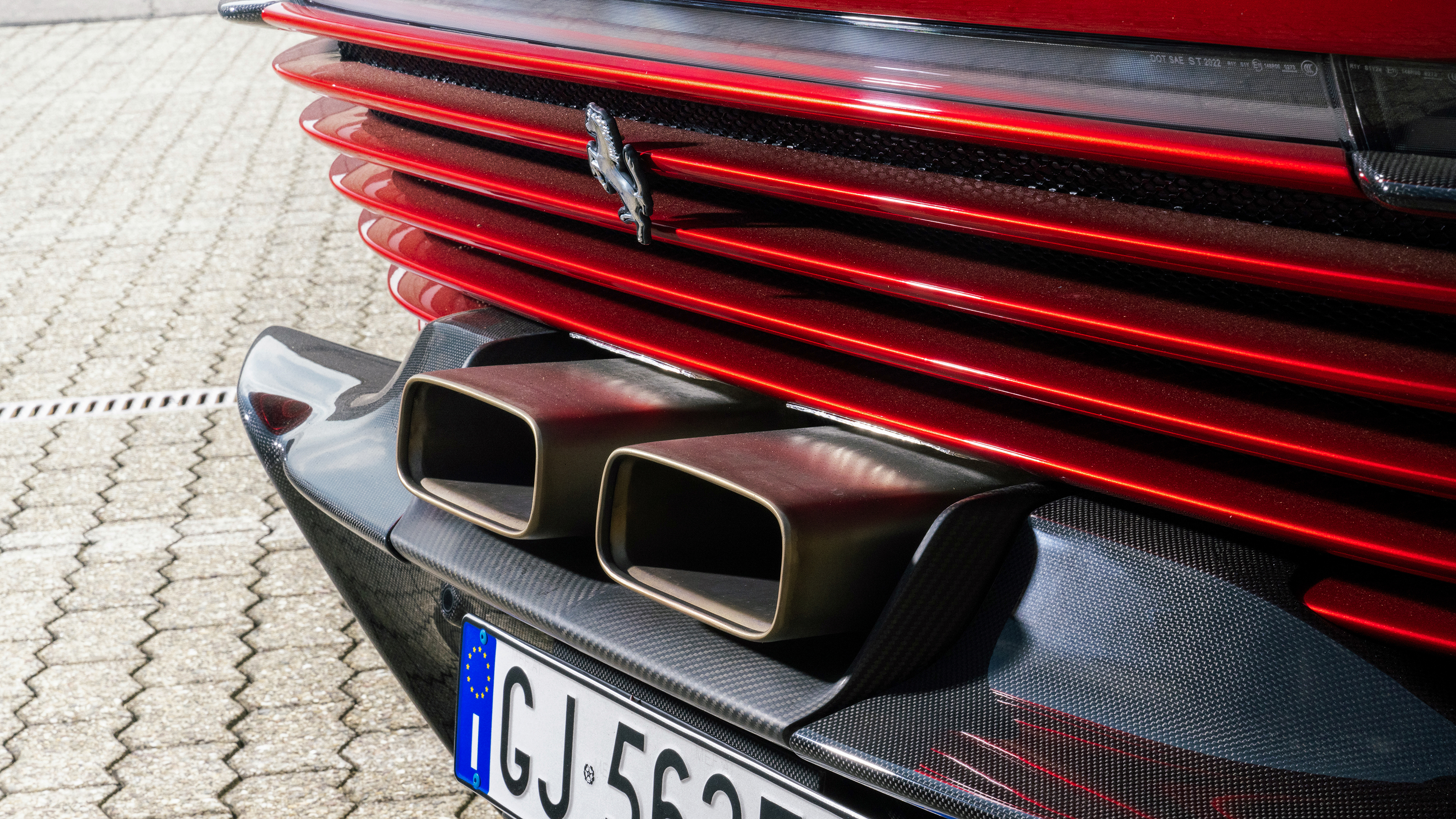 Ferrari Daytona SP3 - exhausts