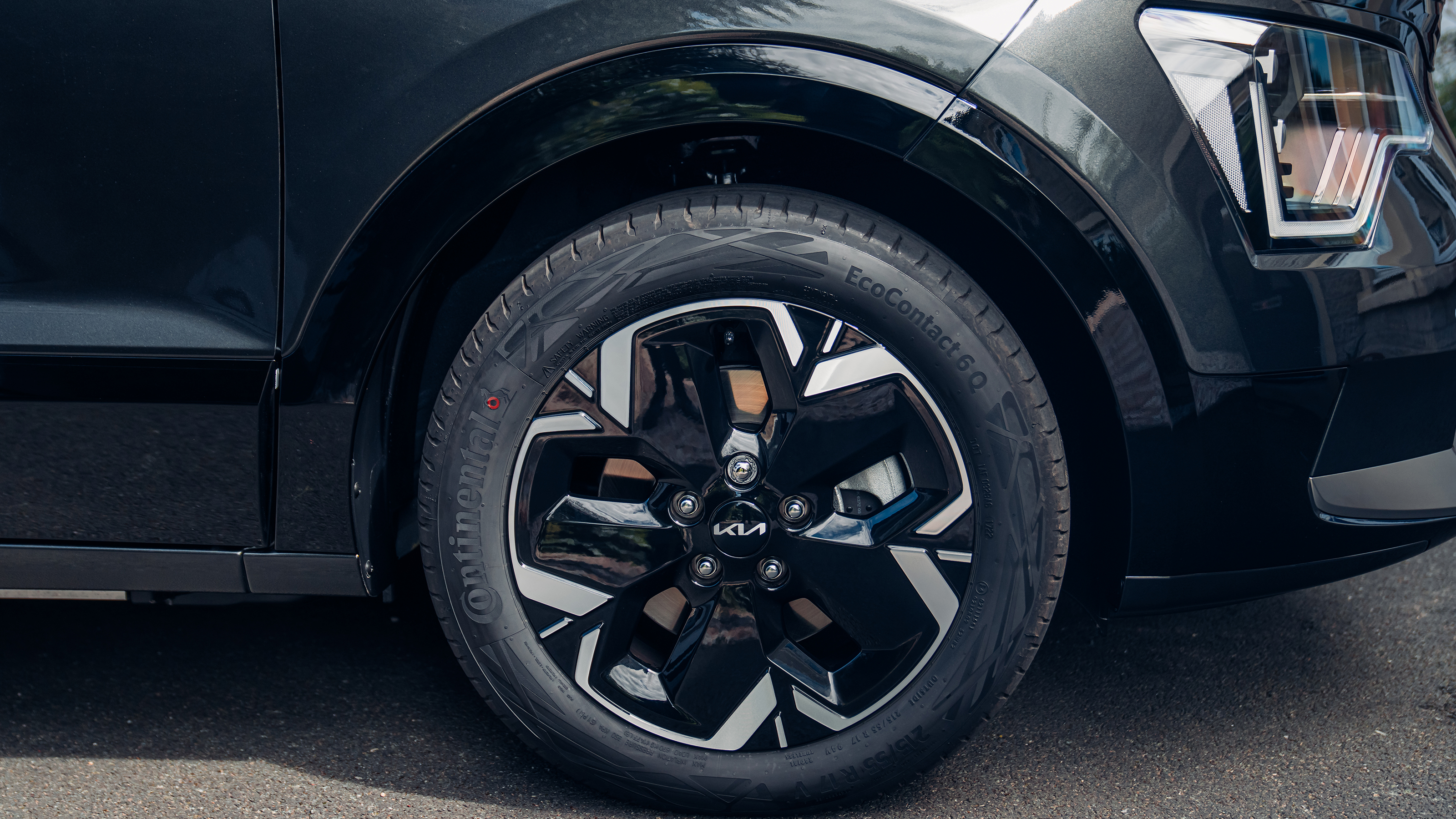 Kia Niro EV - front o/s wheel