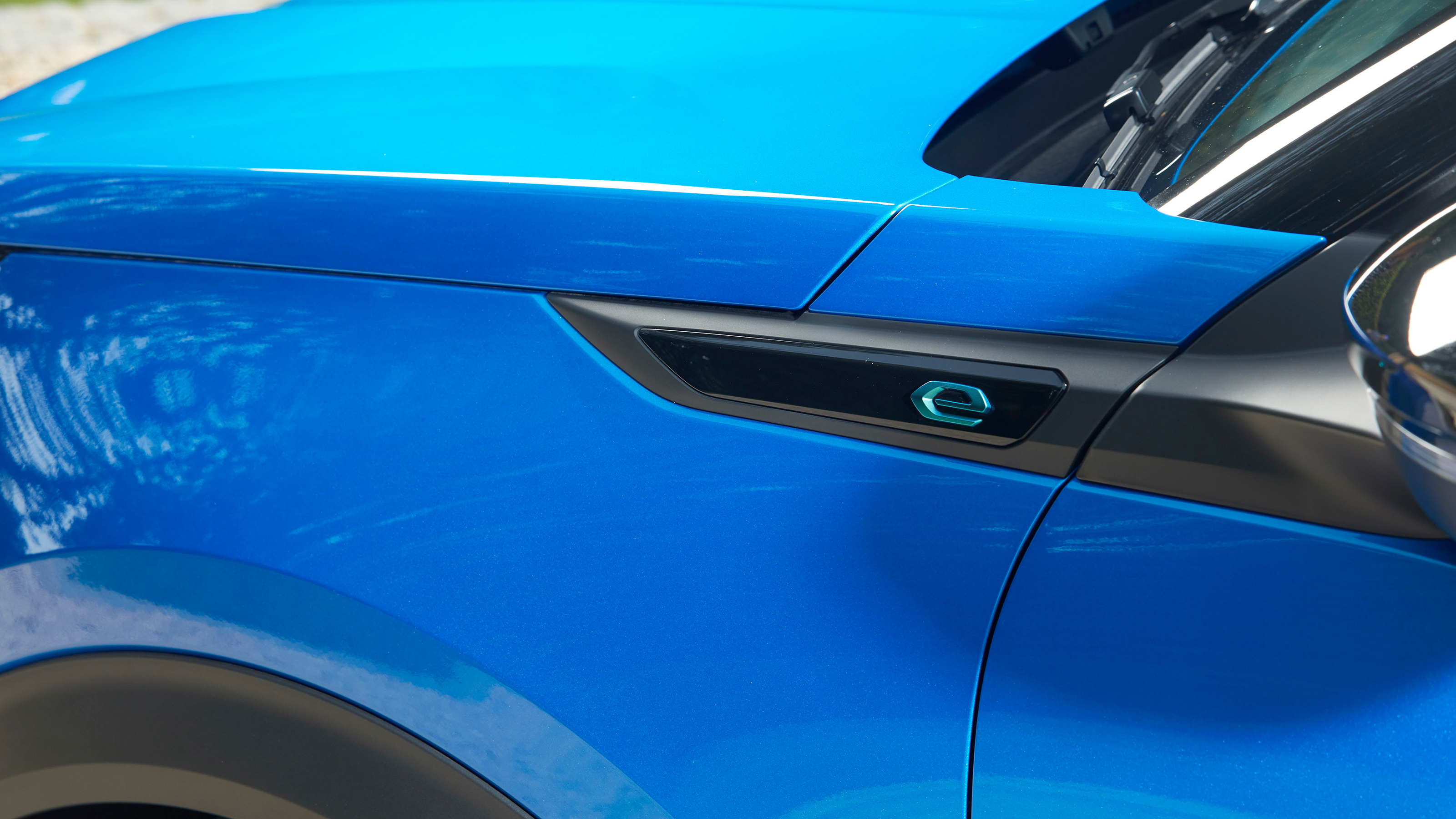 Peugeot e-2008 - front quarter badge