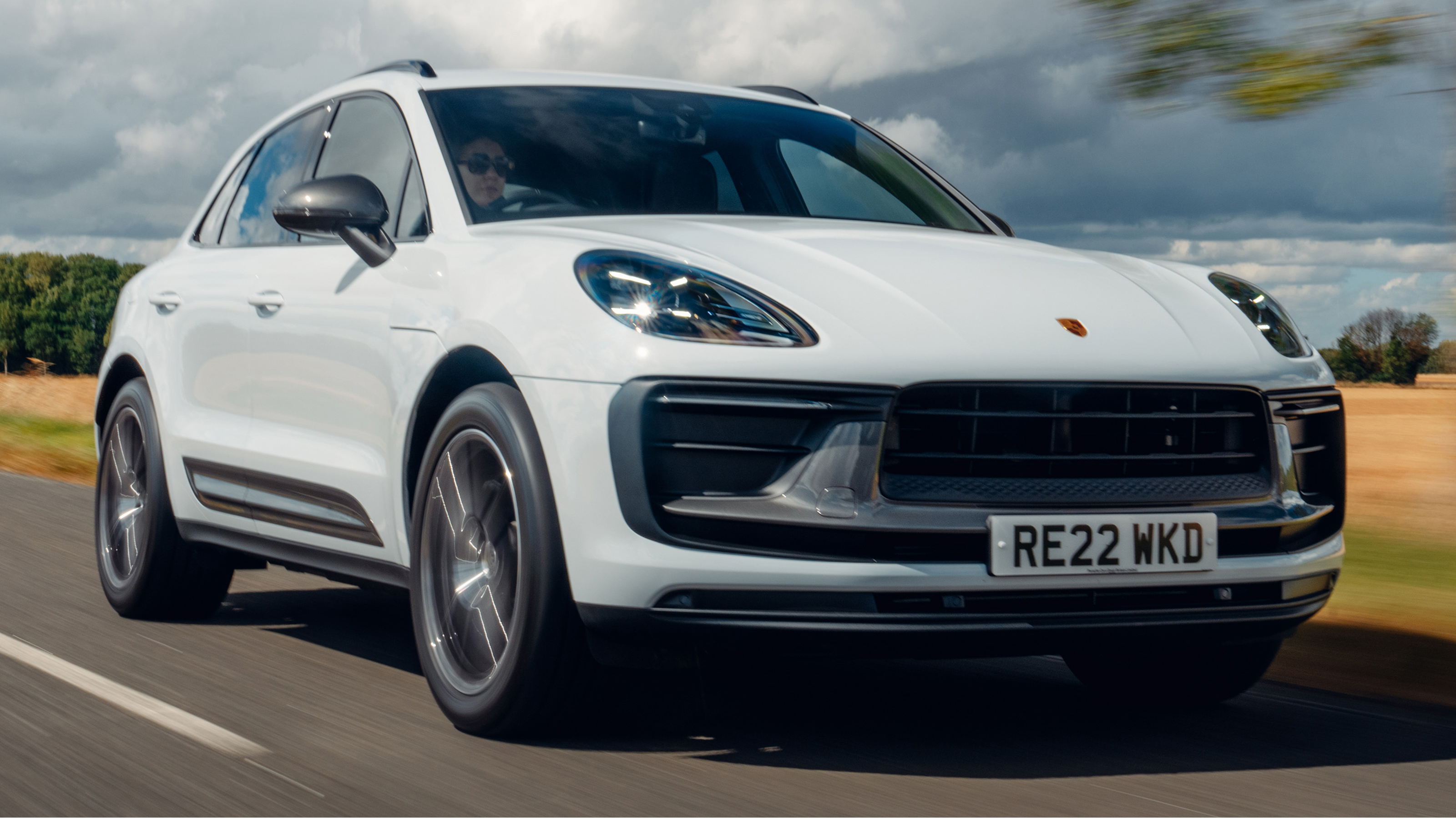 Porsche Macan T - front tracking