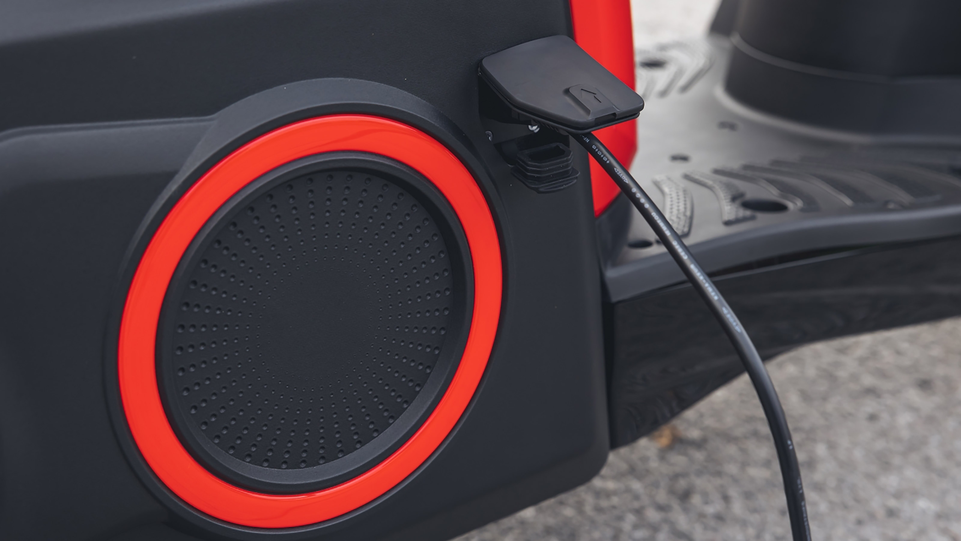 SEAT Mo - charging