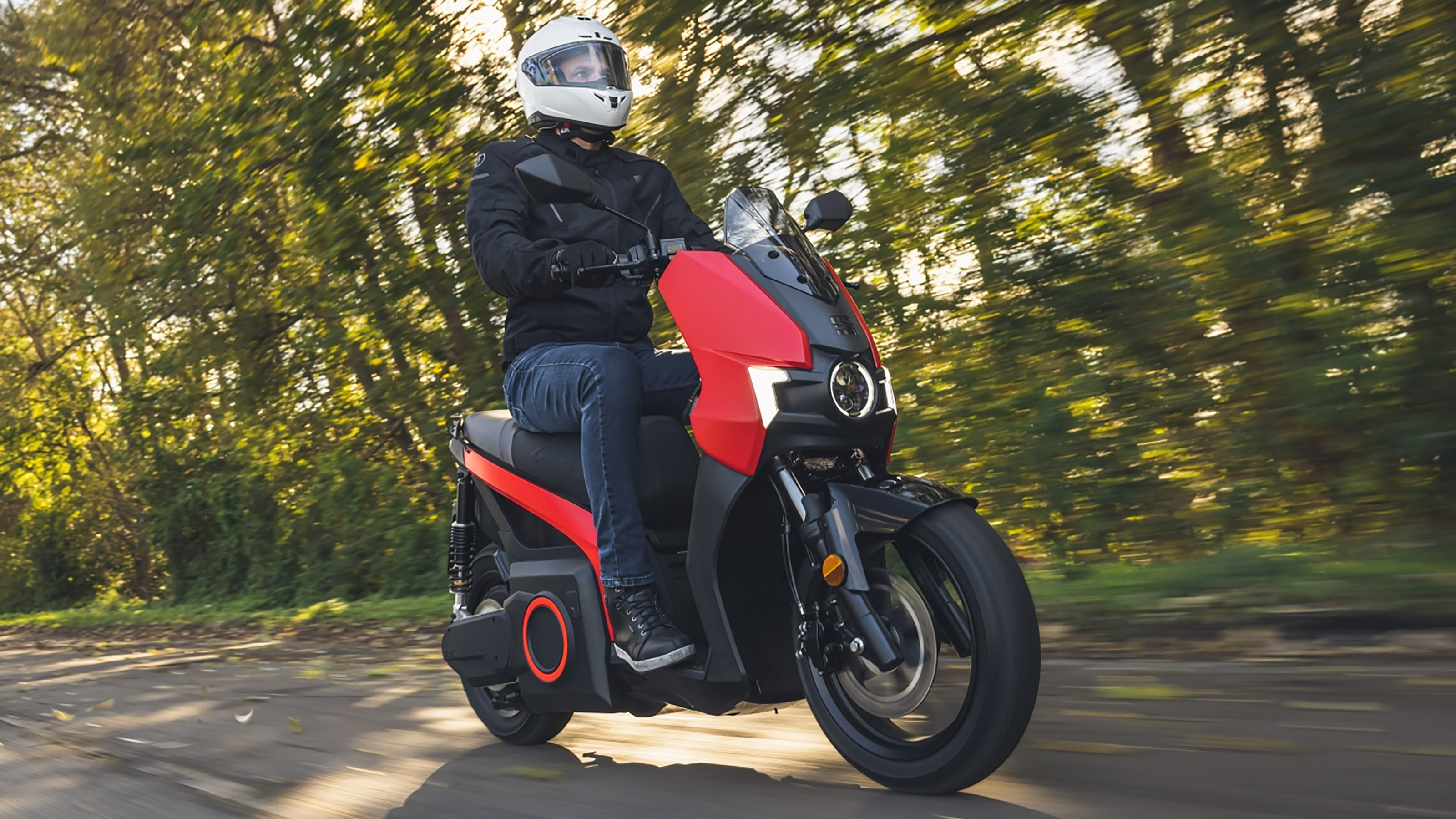 SEAT Mo - front action