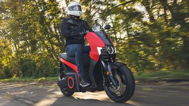 SEAT Mo - front action