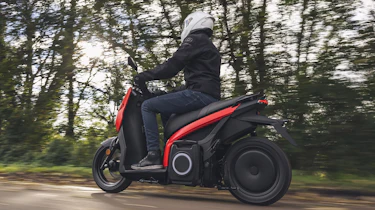 SEAT Mo - rear action