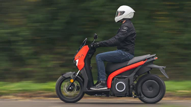 SEAT Mo - side