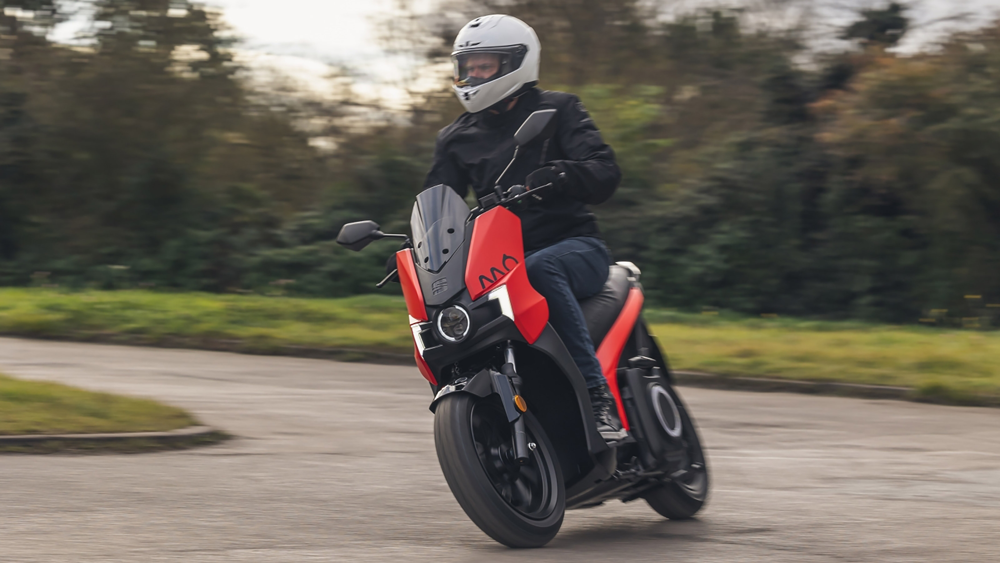 SEAT Mo - front cornering