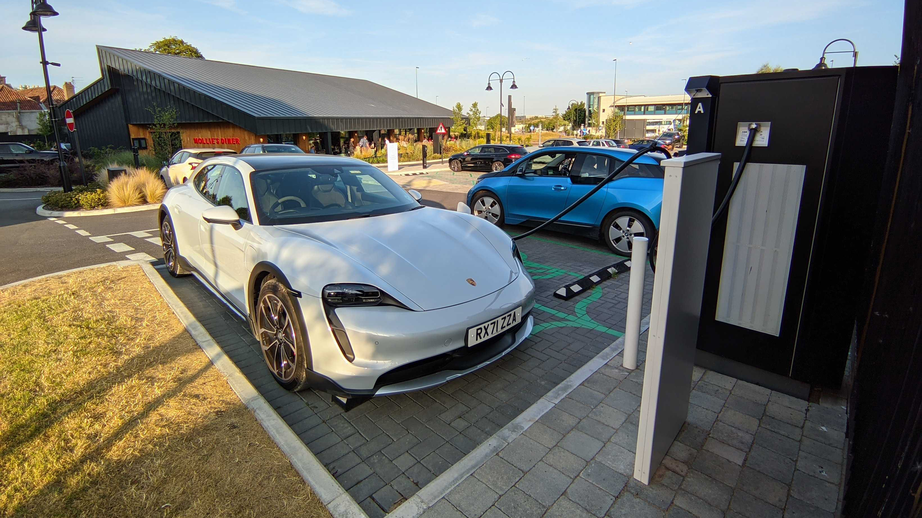 Porsche Taycan 4S Cross Turismo - charging