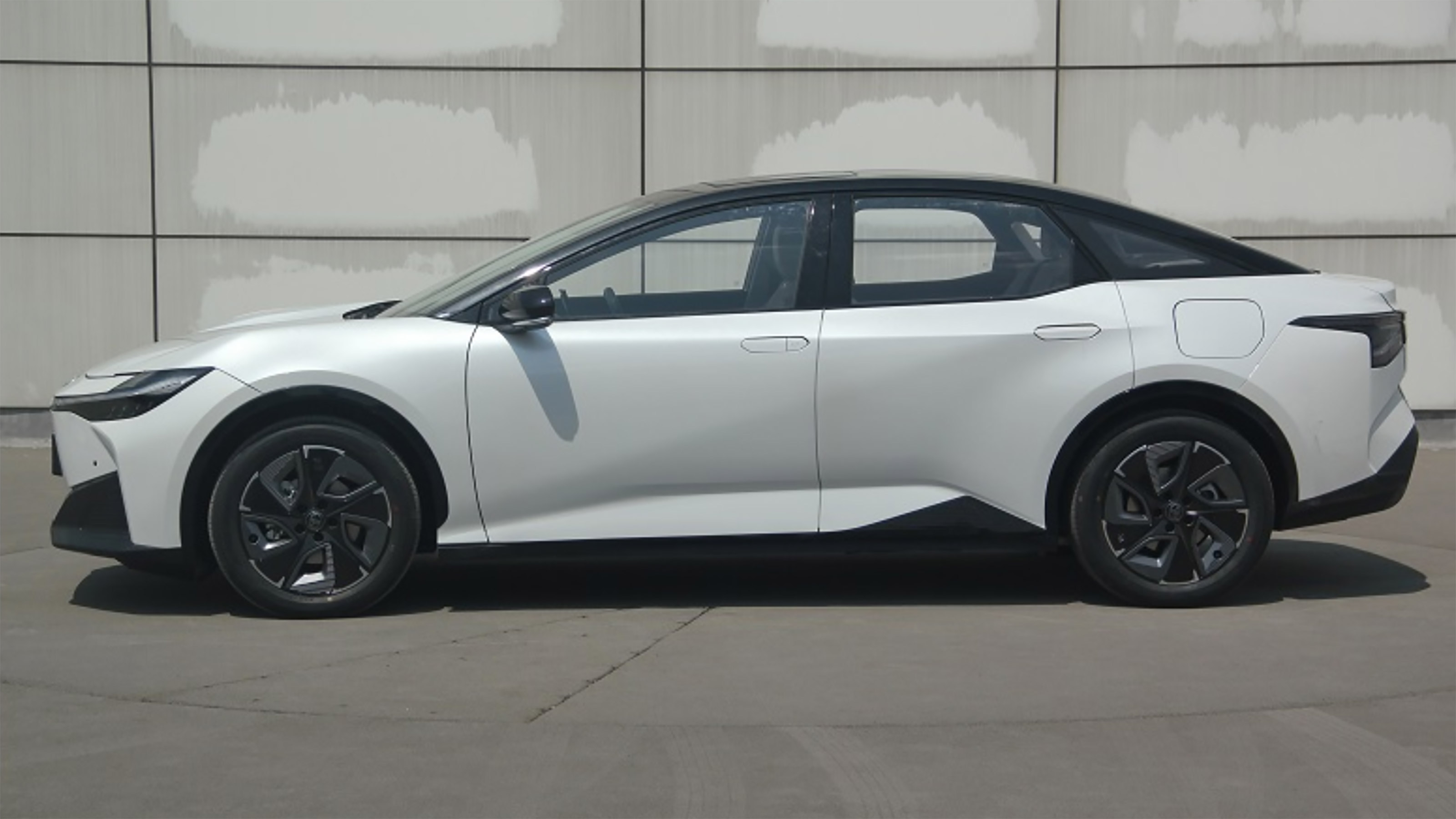 Toyota bZ3 - side