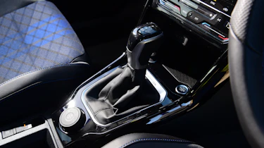 2022 Volkswagen T-Roc R - gear selector