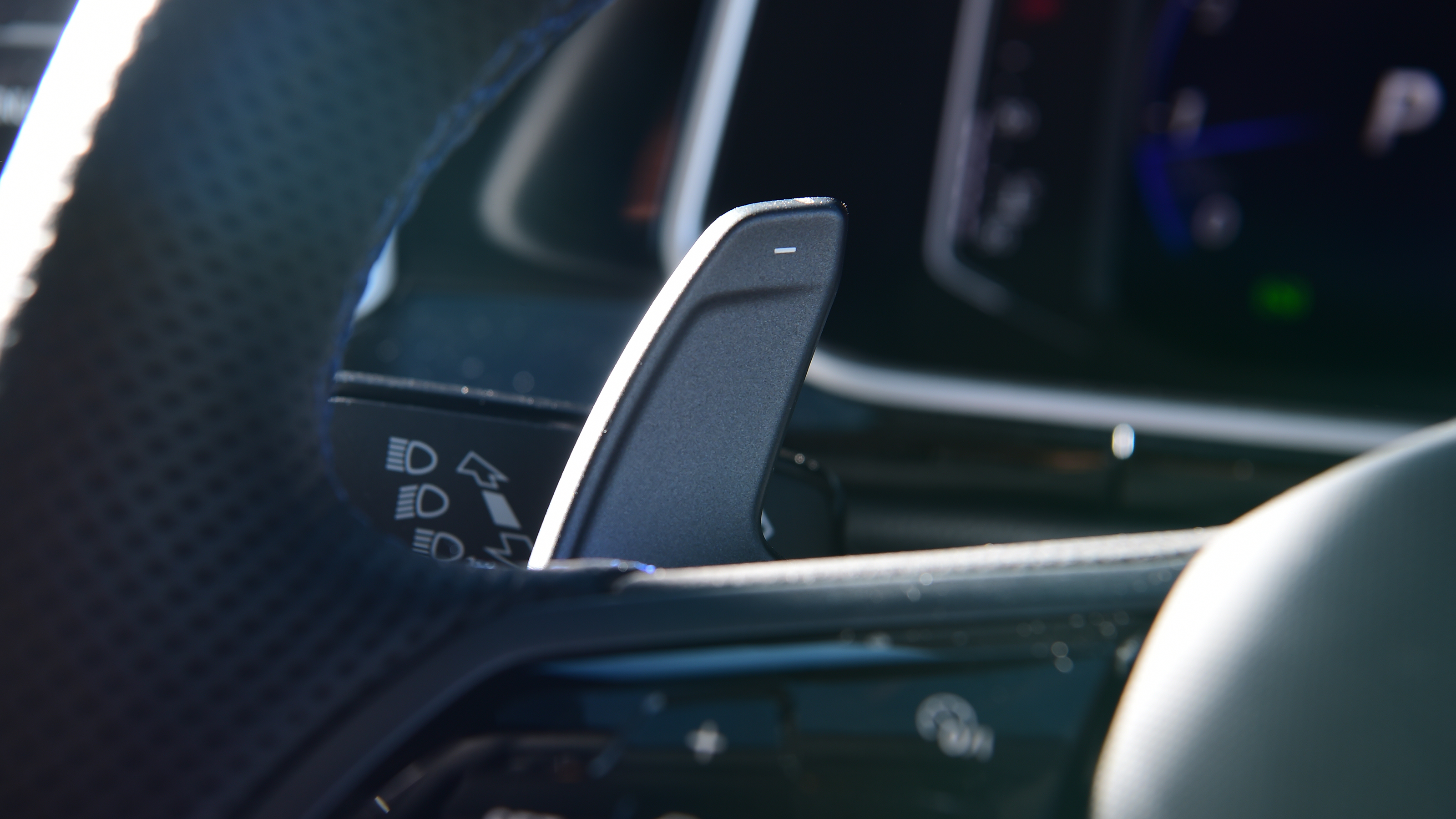 2022 Volkswagen T-Roc R - paddle shifter