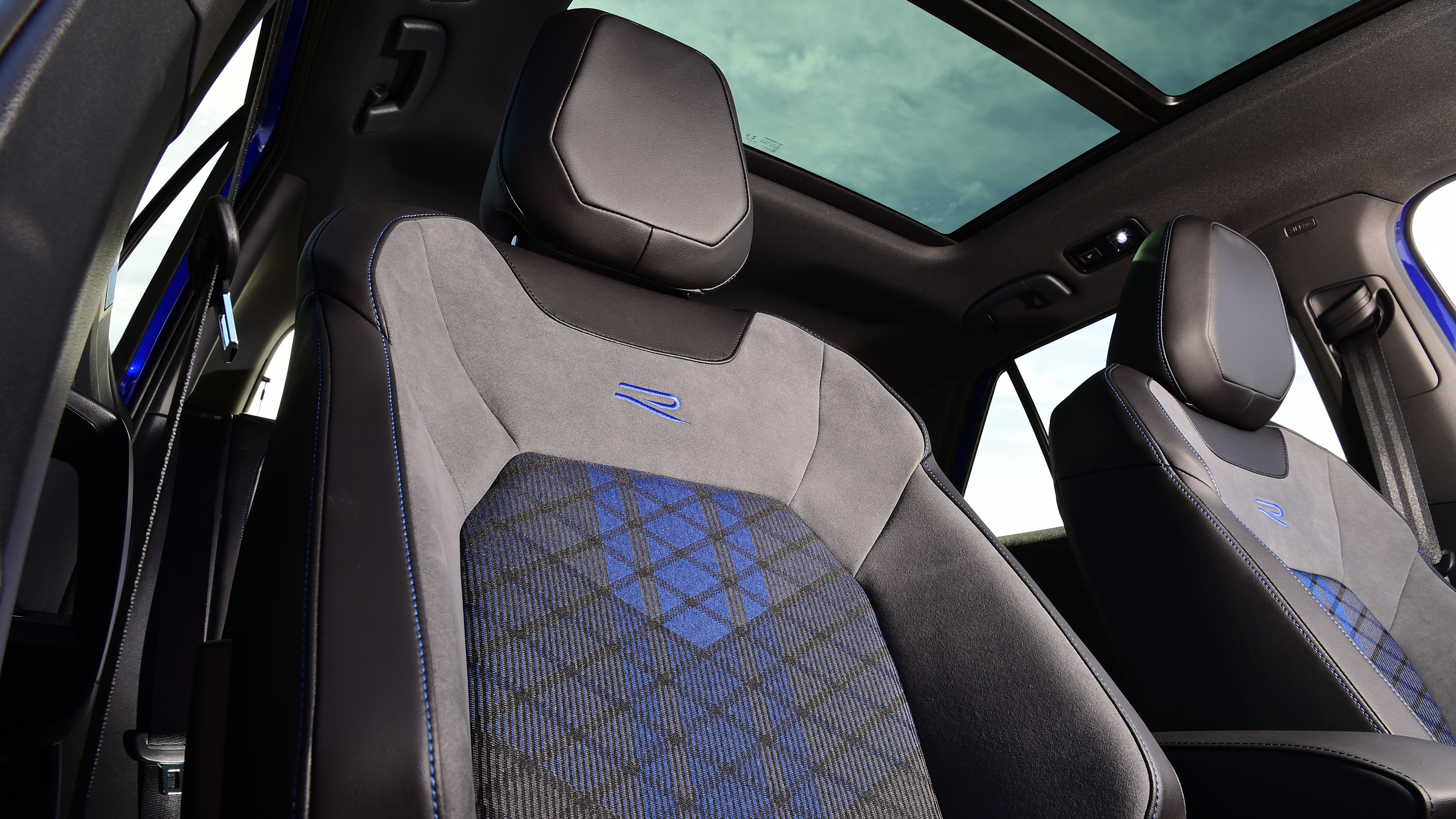 2022 Volkswagen T-Roc R - front seats