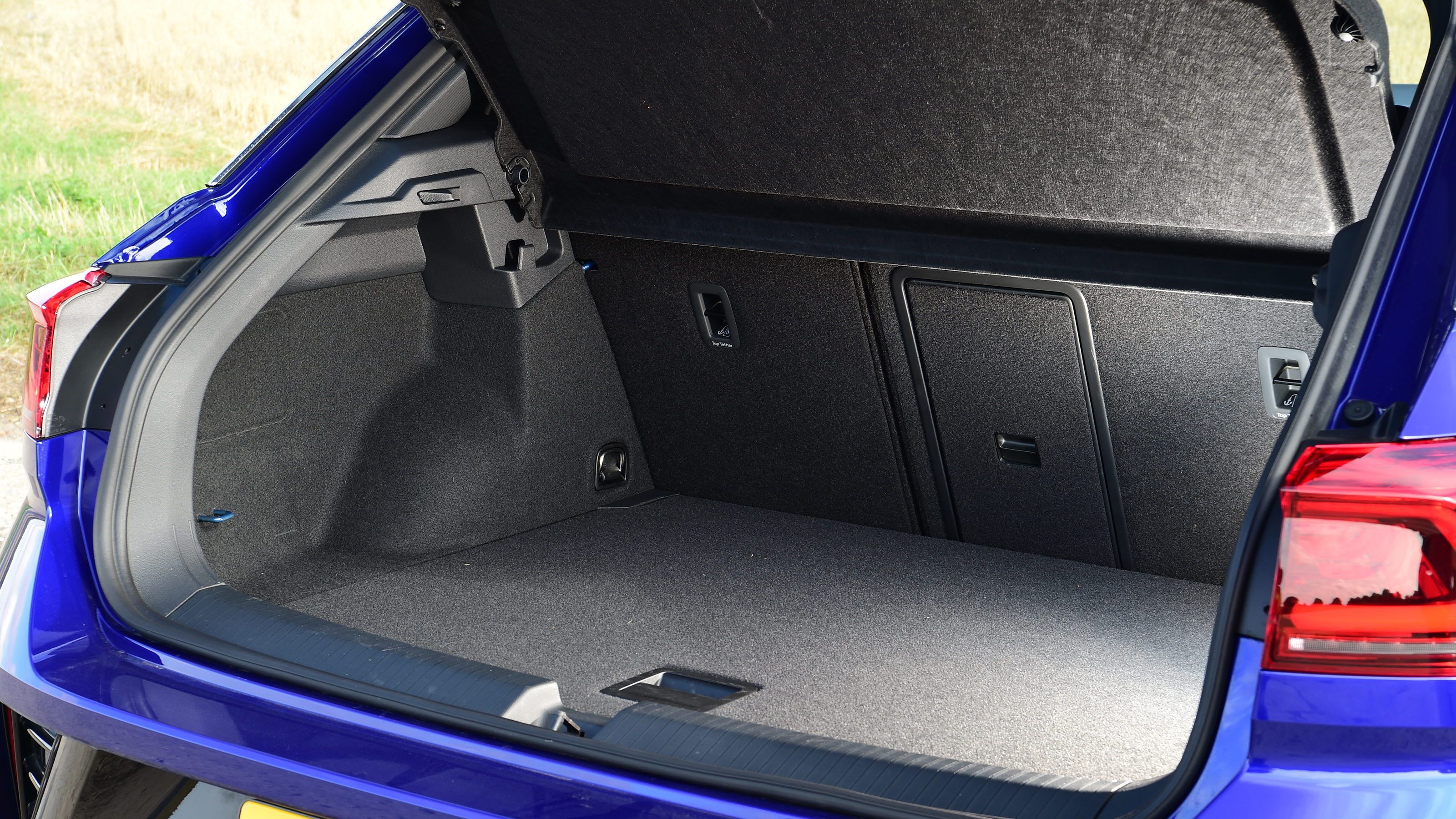 2022 Volkswagen T-Roc R - boots