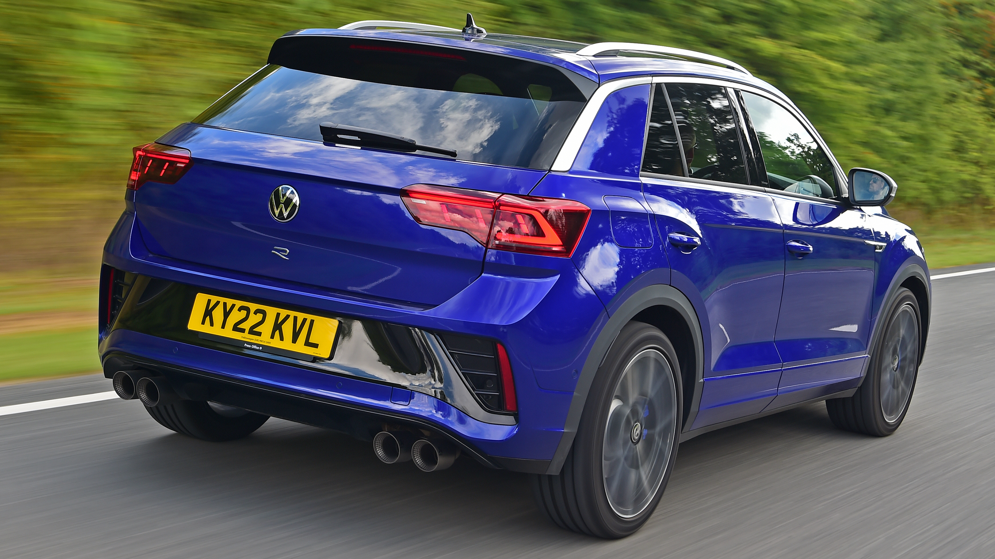 2022 Volkswagen T-Roc R - rear tracking