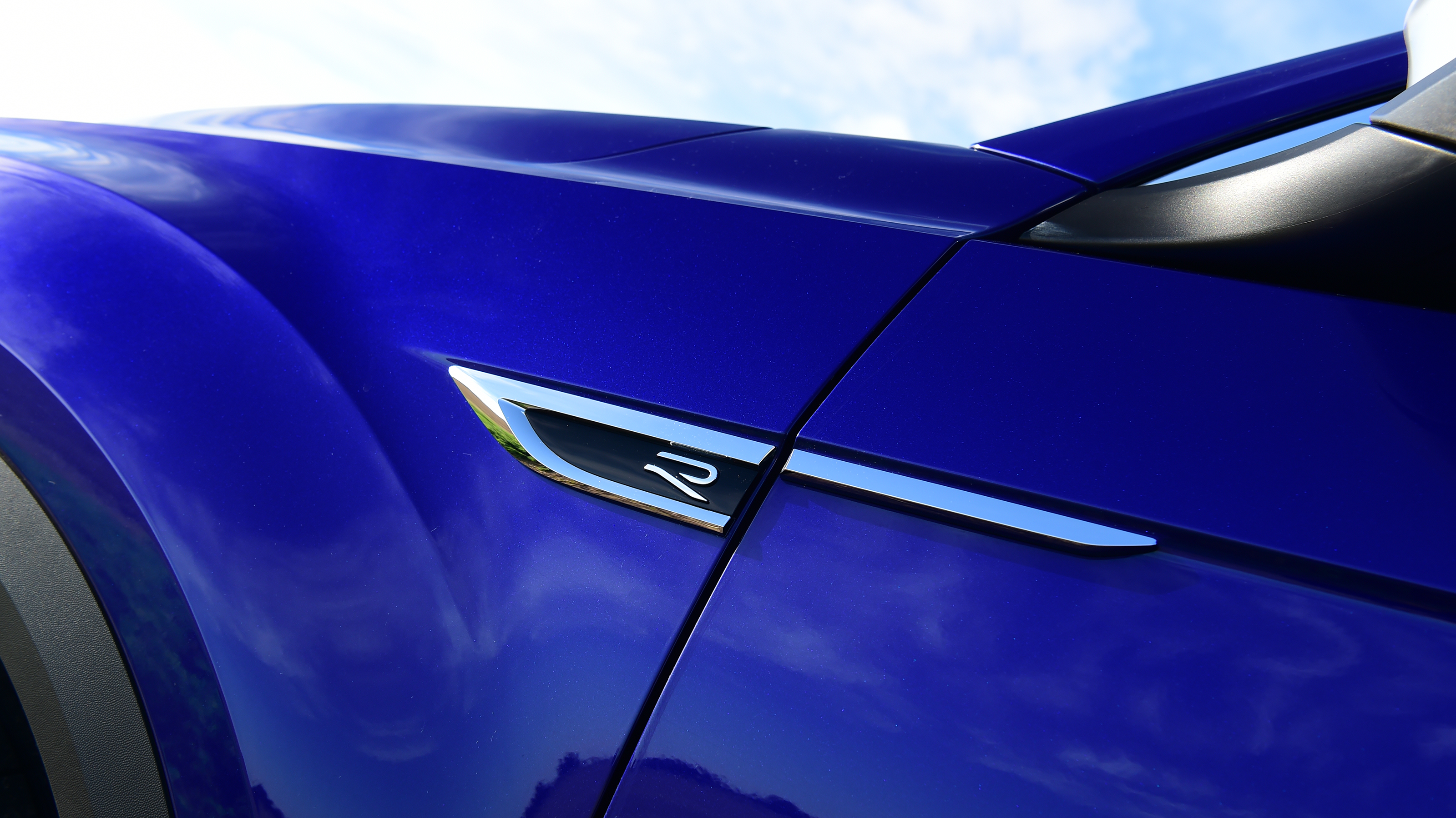 2022 Volkswagen T-Roc R - front quarter badge