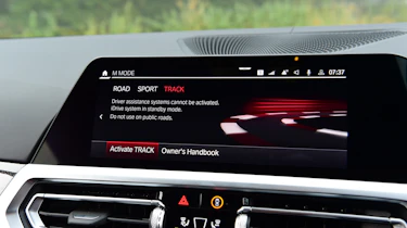 BMW M4 CSL - infotainment