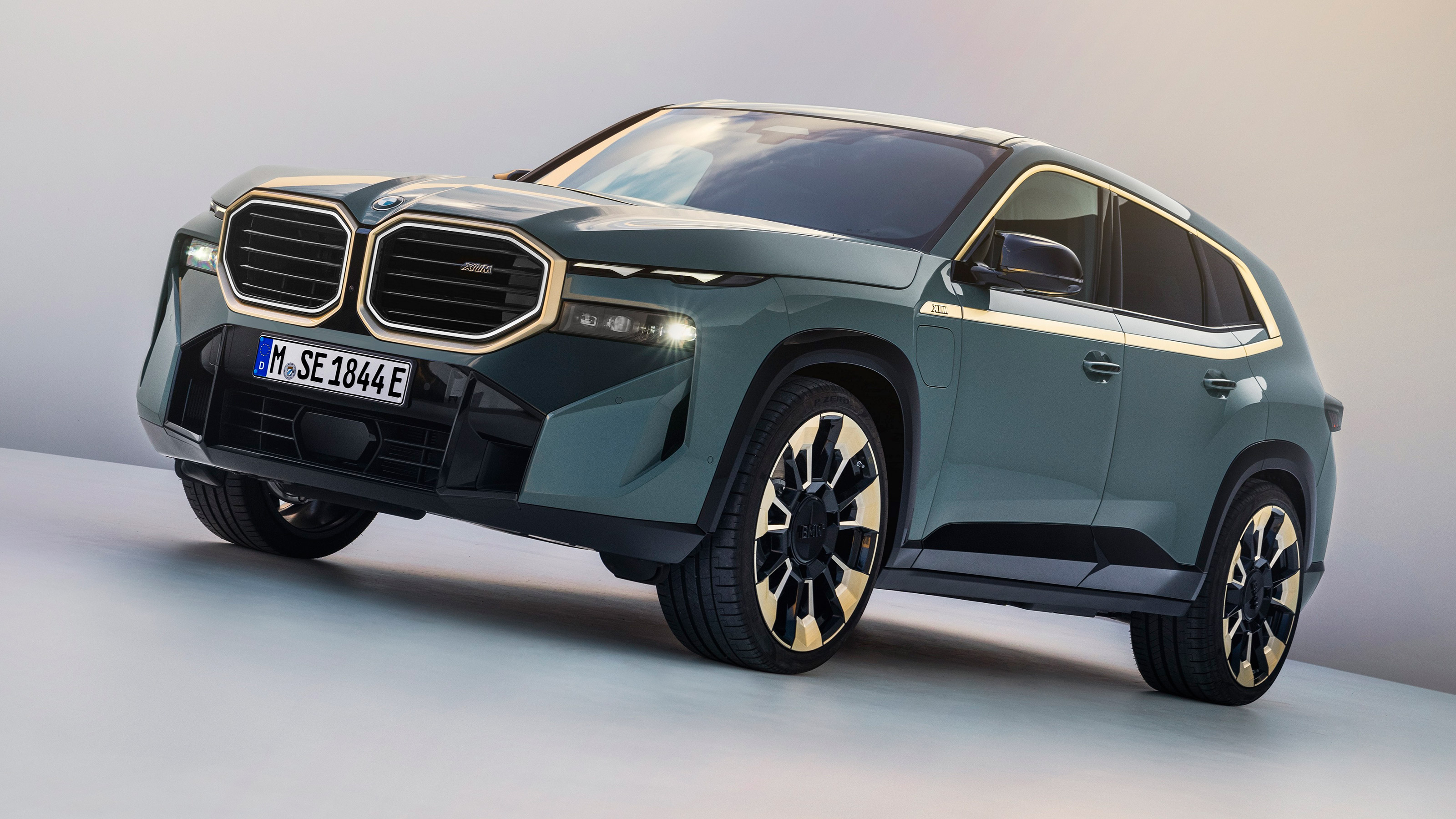 BMW XM - front