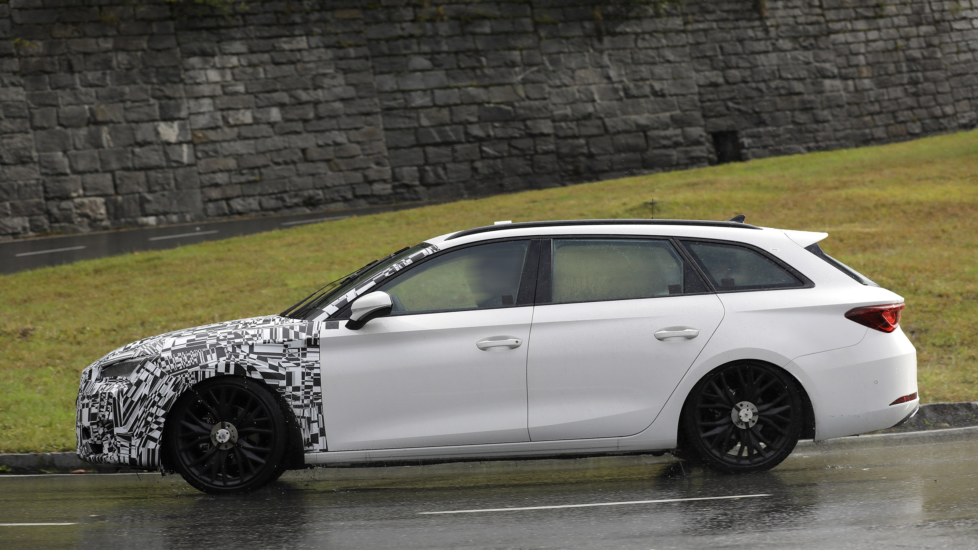 Cupra Leon facelift - spyshot 4